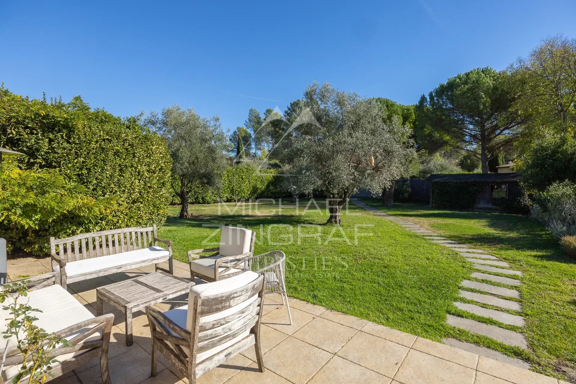 Exklusive Villa mit 8 Suiten und umfassenden Freizeiteinrichtungen