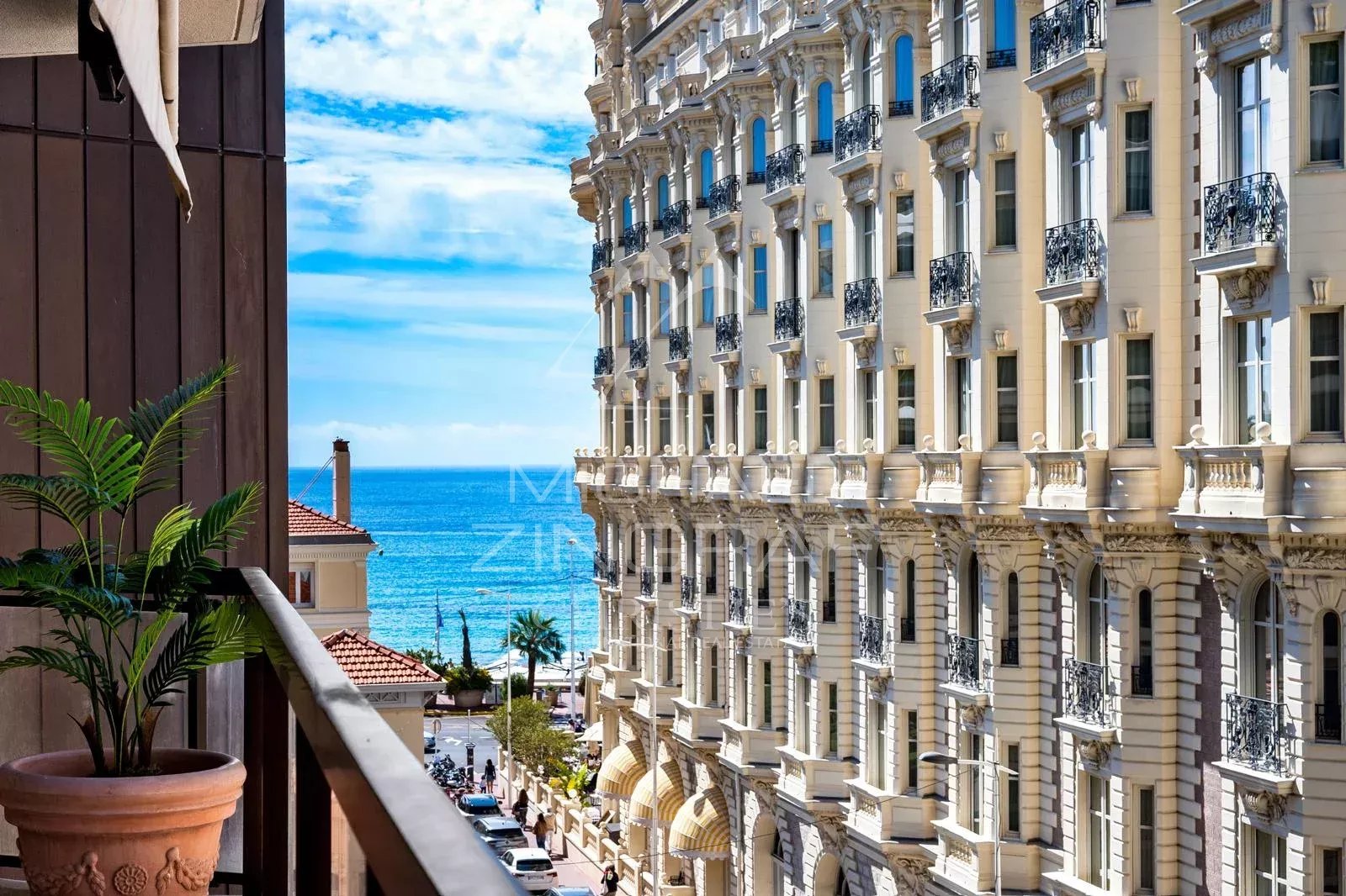 CANNES BANANE – RENOVIERTE 2-ZIMMER-WOHNUNG MIT TERRASSE UND GARAGE