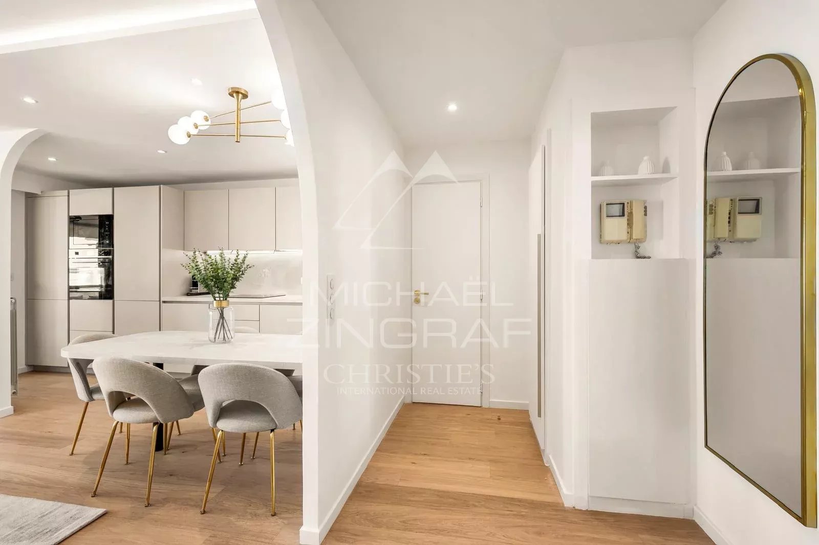 CANNES BANANE – RENOVIERTE 2-ZIMMER-WOHNUNG MIT TERRASSE UND GARAGE