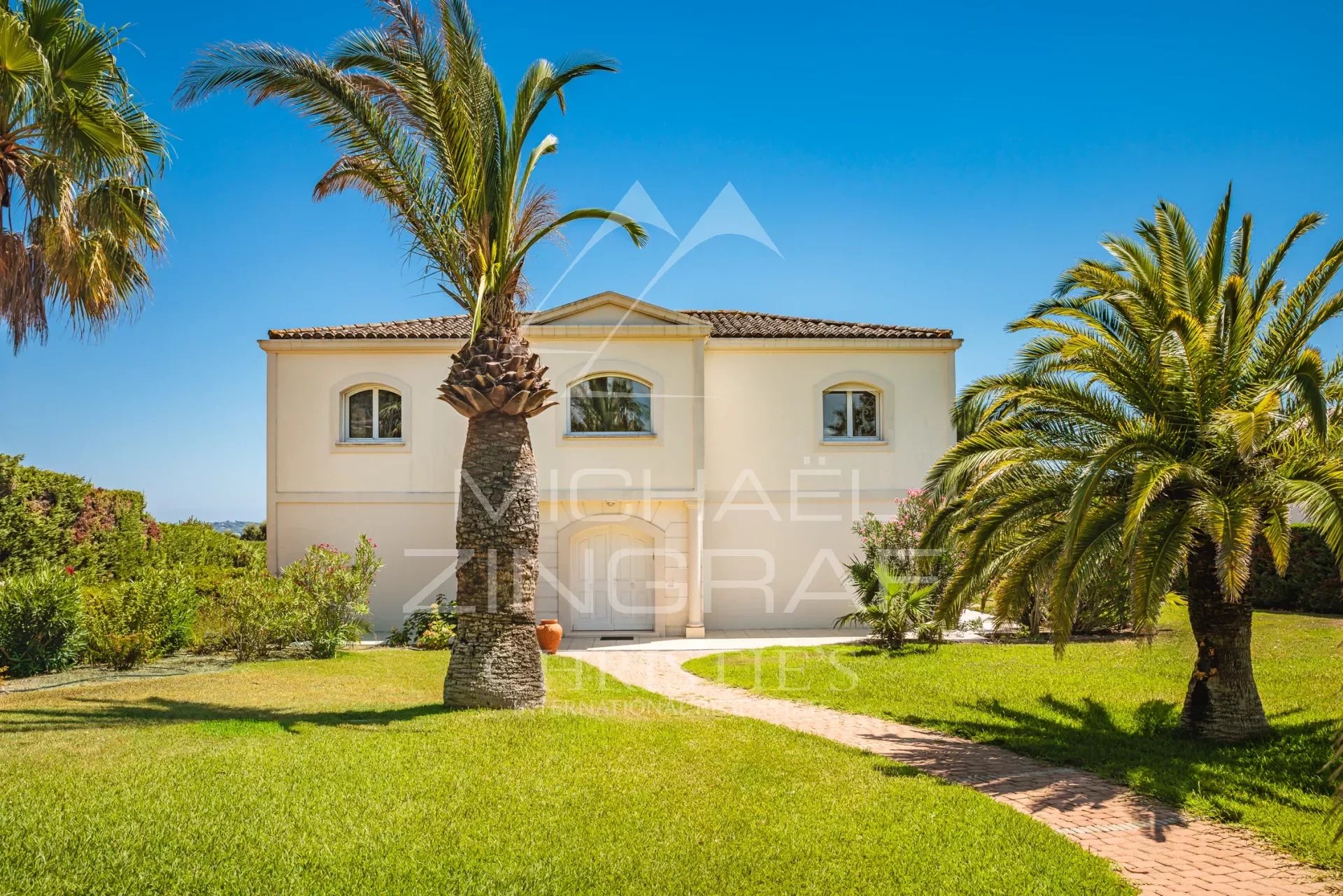 Villa with panoramic sea view over the village of Saint-Tropez