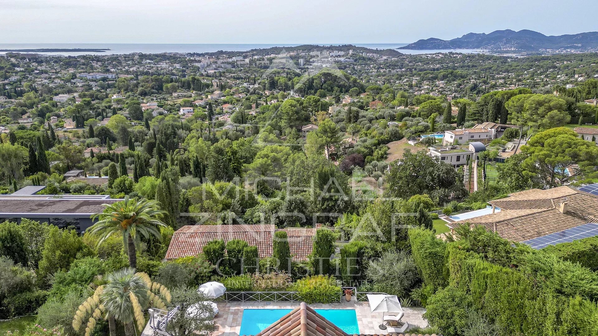 Elegant villa with sea view close to the old village of Mougins