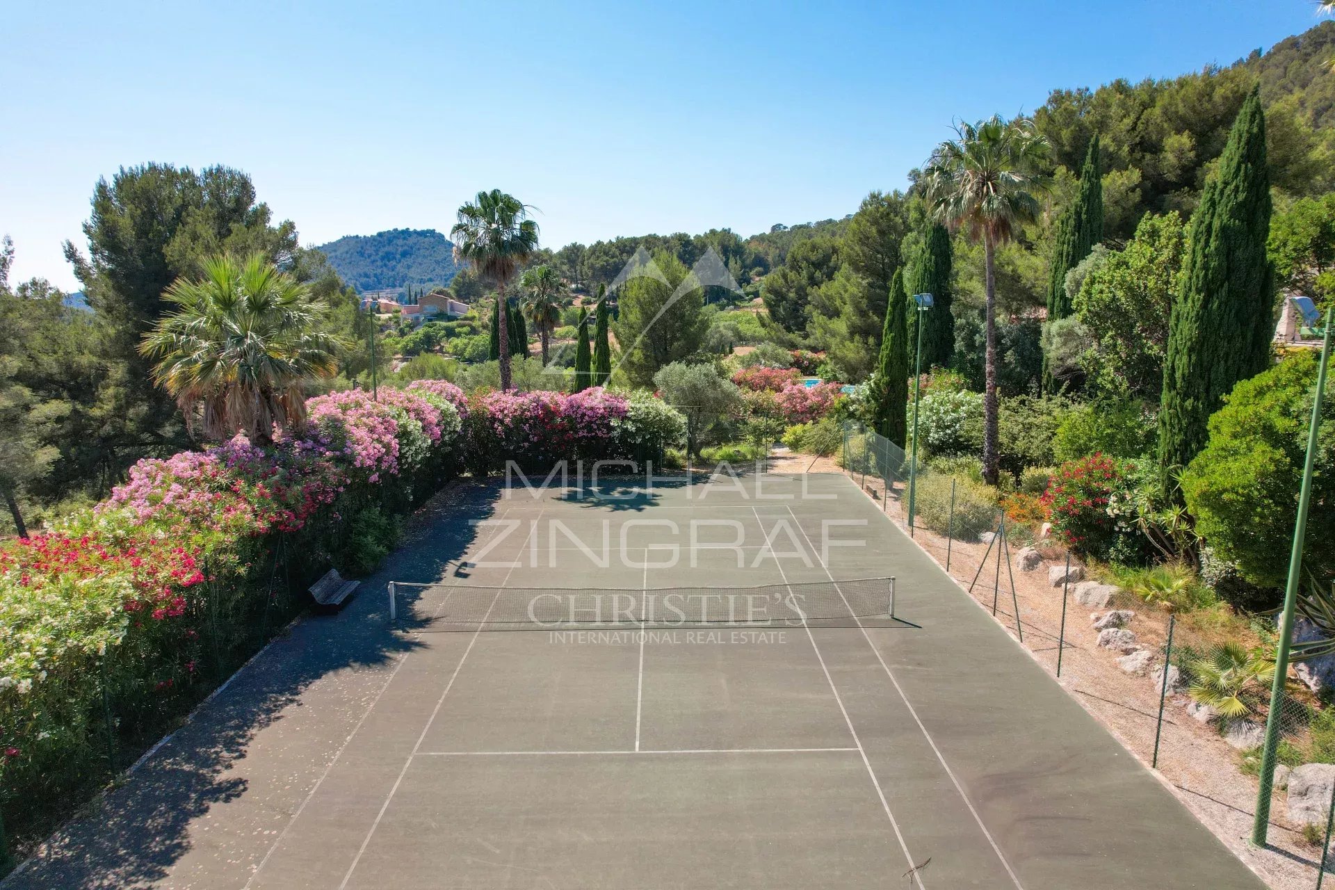 Exclusivité sur St-Cyr-sur-Mer Propriété avec piscine et tennis