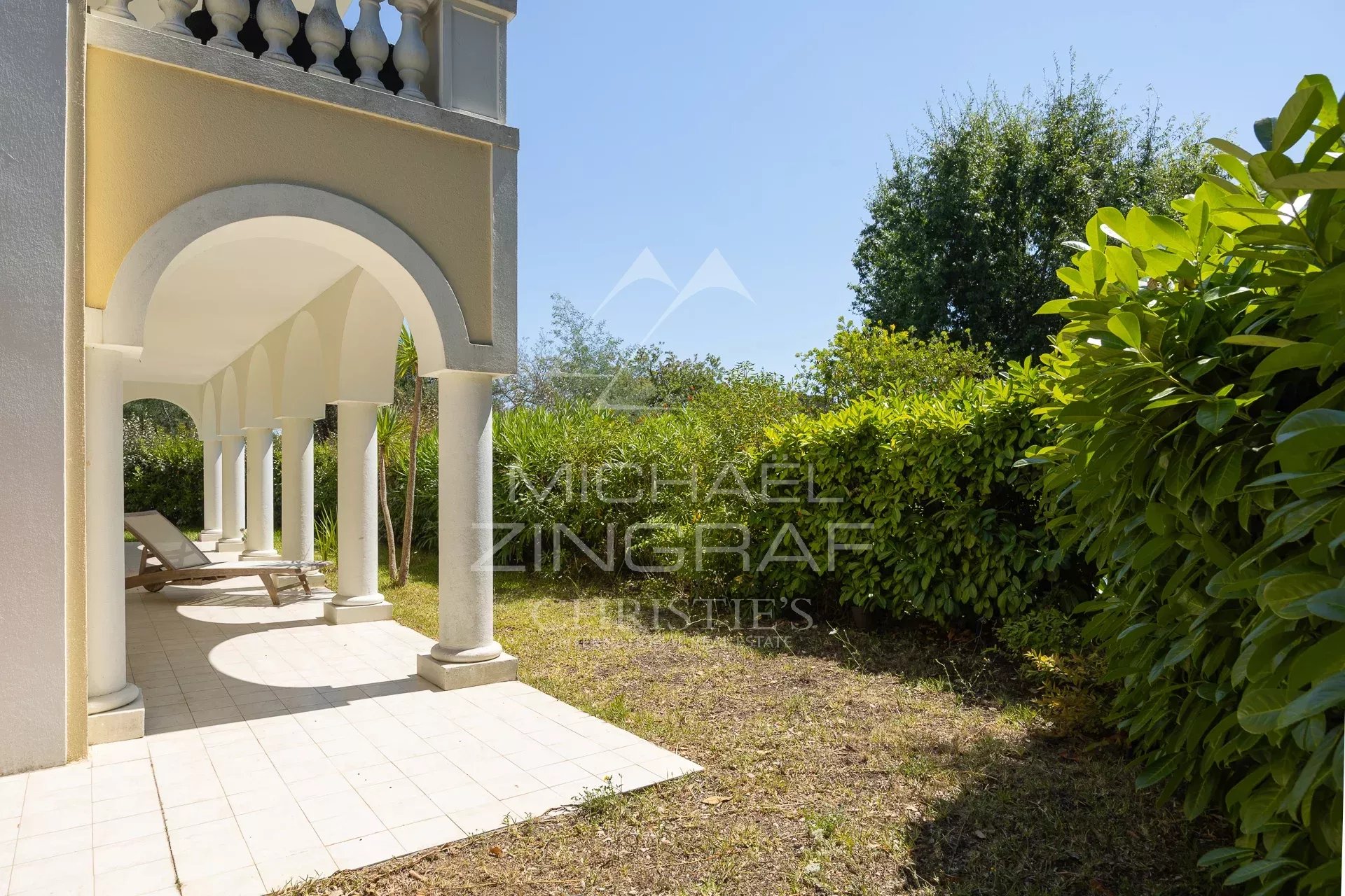 WOHNUNG IN EINER SICHEREN WOHNANLAGE