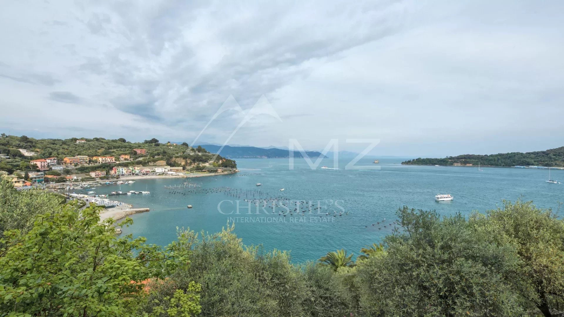 Prestigious historic villa with outbuildings, swimming pool and parking spaces, on the water in Portovenere