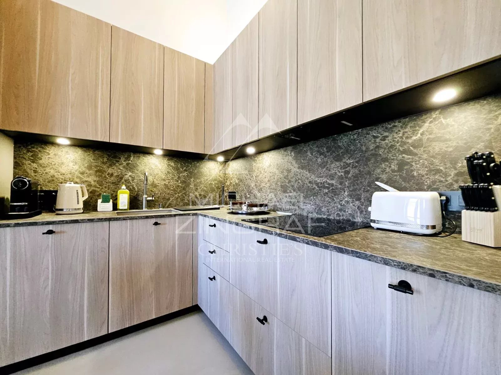 Élégance au Sommet – Appartement Rénové de Standing avec Charme Authentique