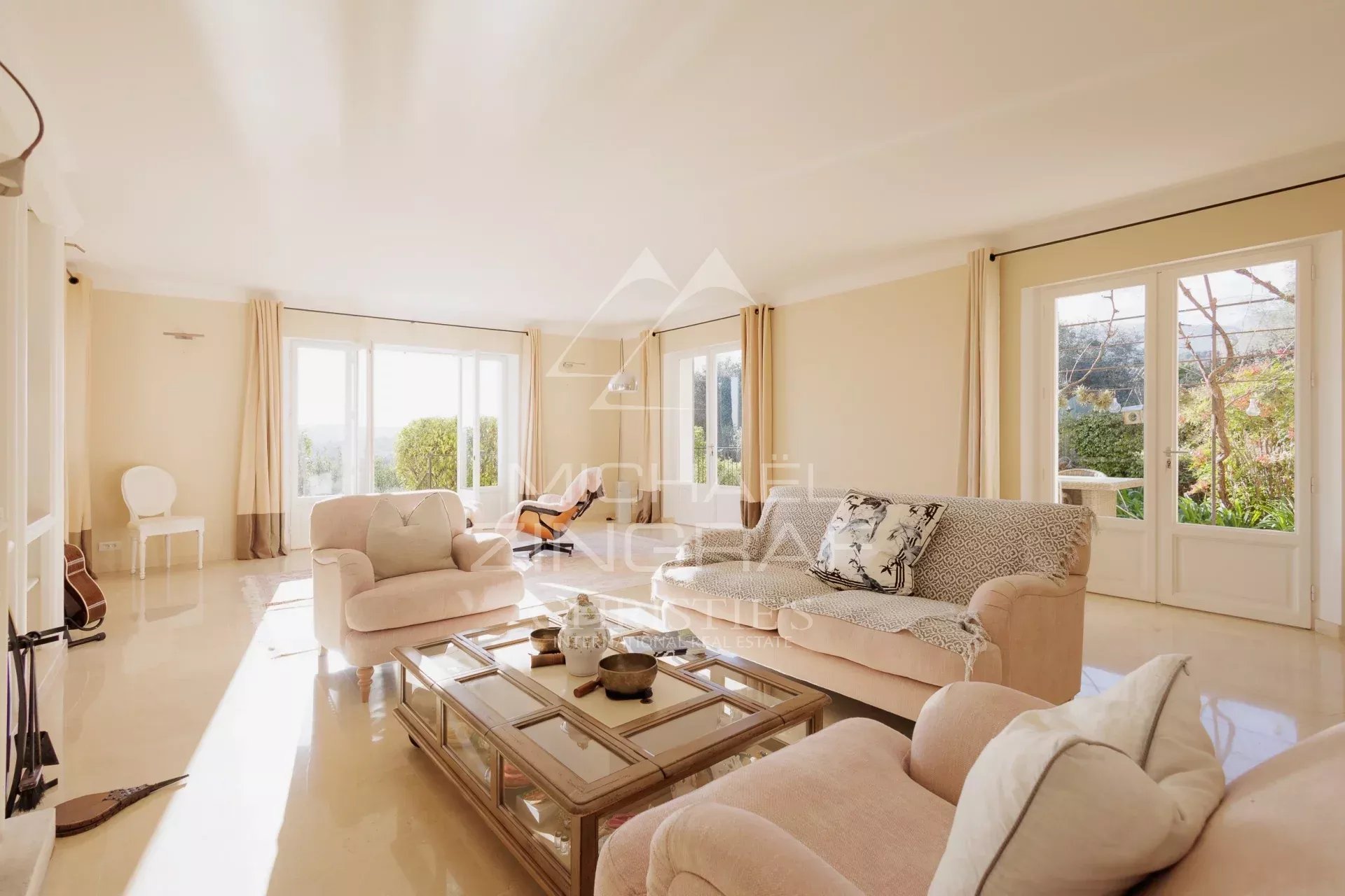 Élégante villa avec vue panoramique et calme absolu proche de Saint-Paul-de-Vence