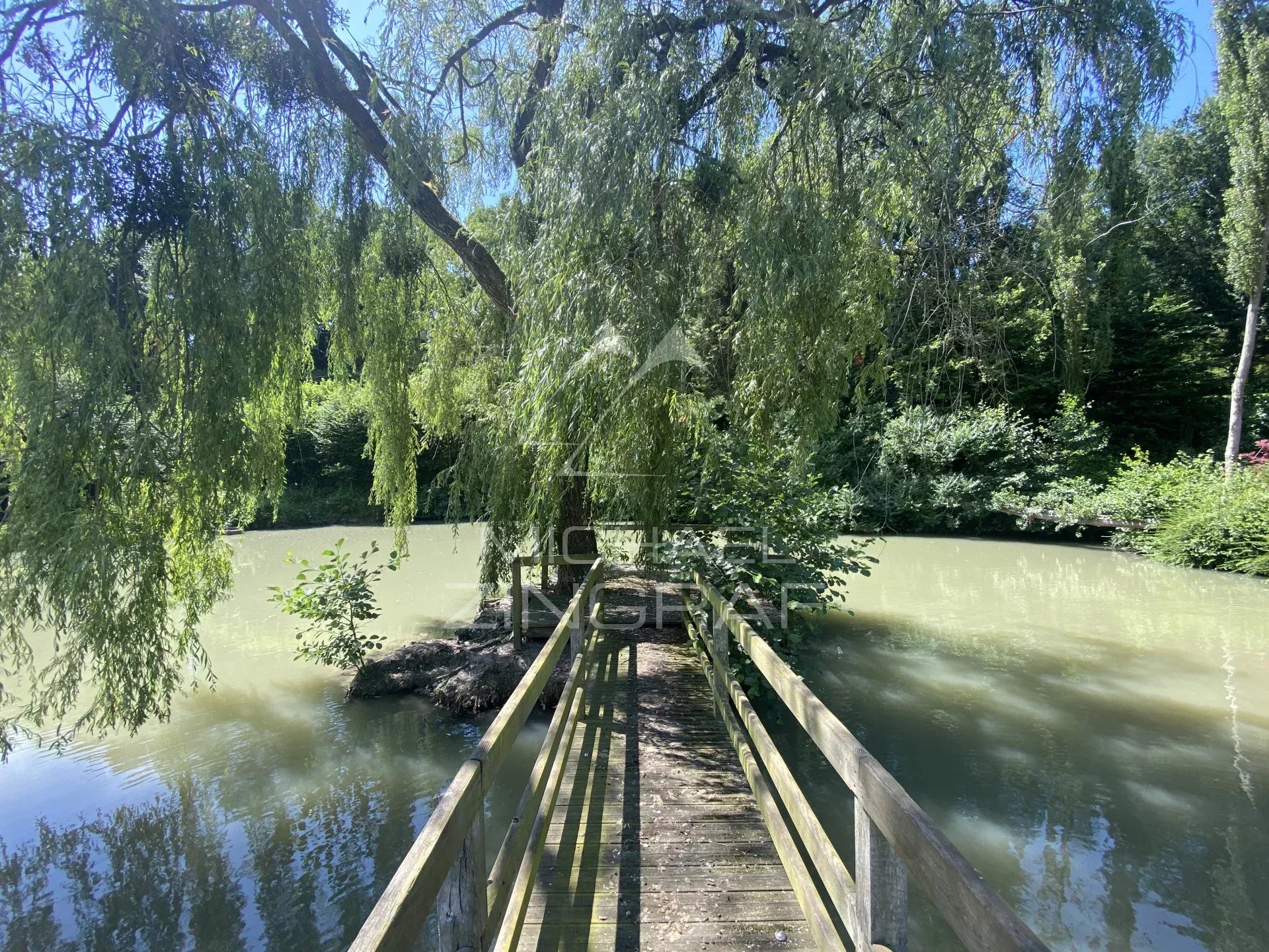 Propriété normande contemporaine avec piscine