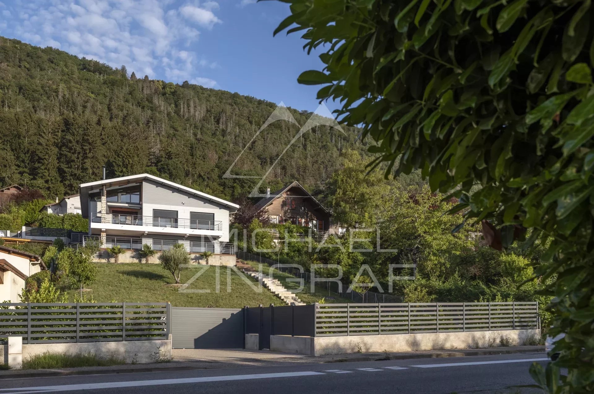 Moderne Villa mit Panoramablick auf den See von Annecy
