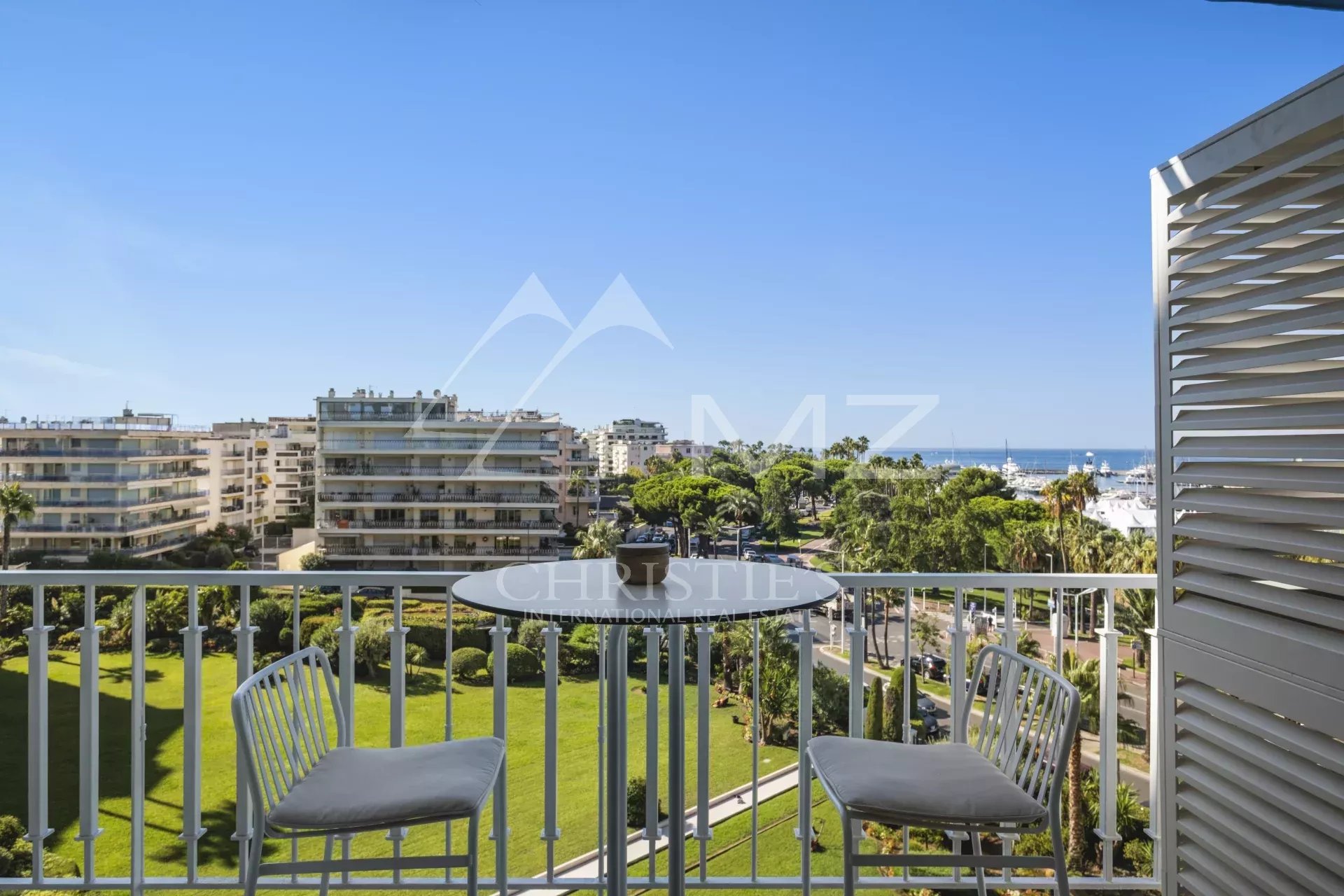 Cannes Croisette - Appartement 4 Pièces rénové - Vue mer - Etage élevé