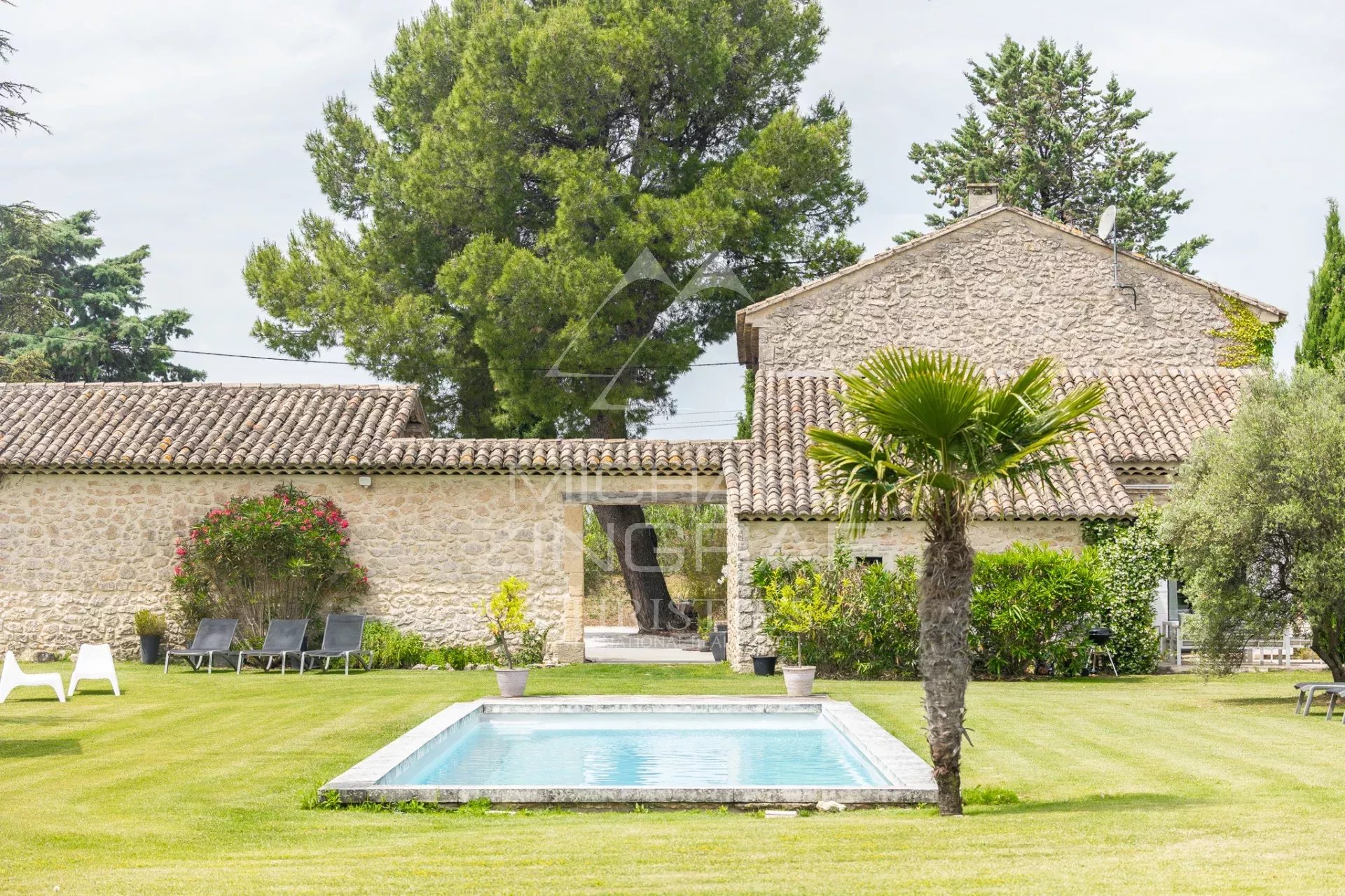 AUTHENTIQUE MAS EN PIERRE AVEC GITES ET PISCINE