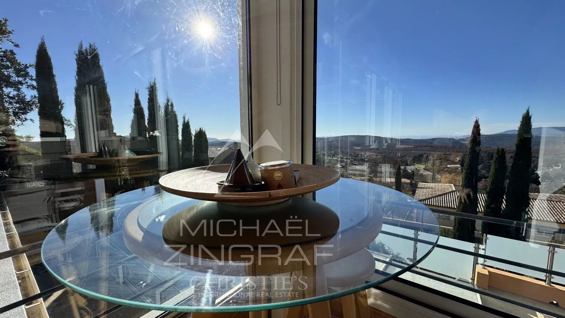 Élégante villa contemporaine en position dominante – Vue mer à l'horizon