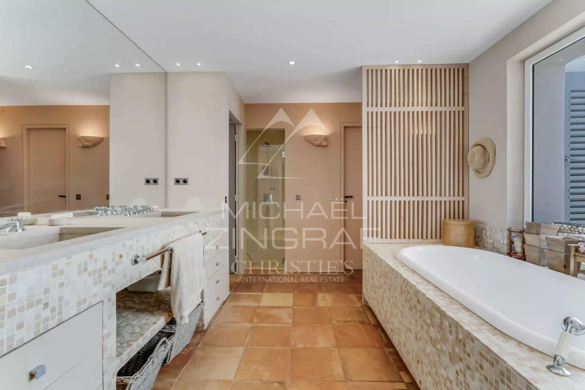 Magnificent property with tennis court - Les Salins, la Moutte