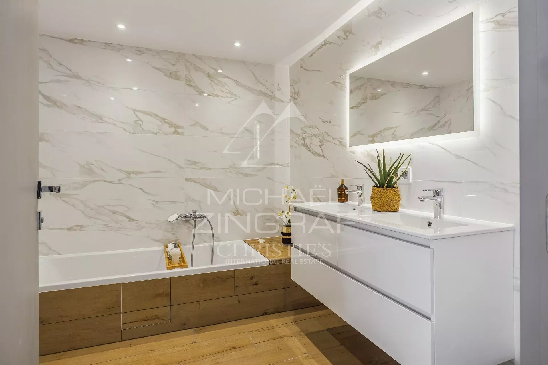 LUXURY APARTMENT IN THE HEART OF THE VILLAGE