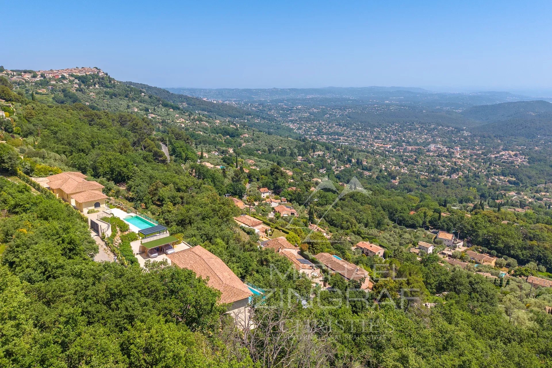 Villa au style épuré sur les balcons de la Riviera