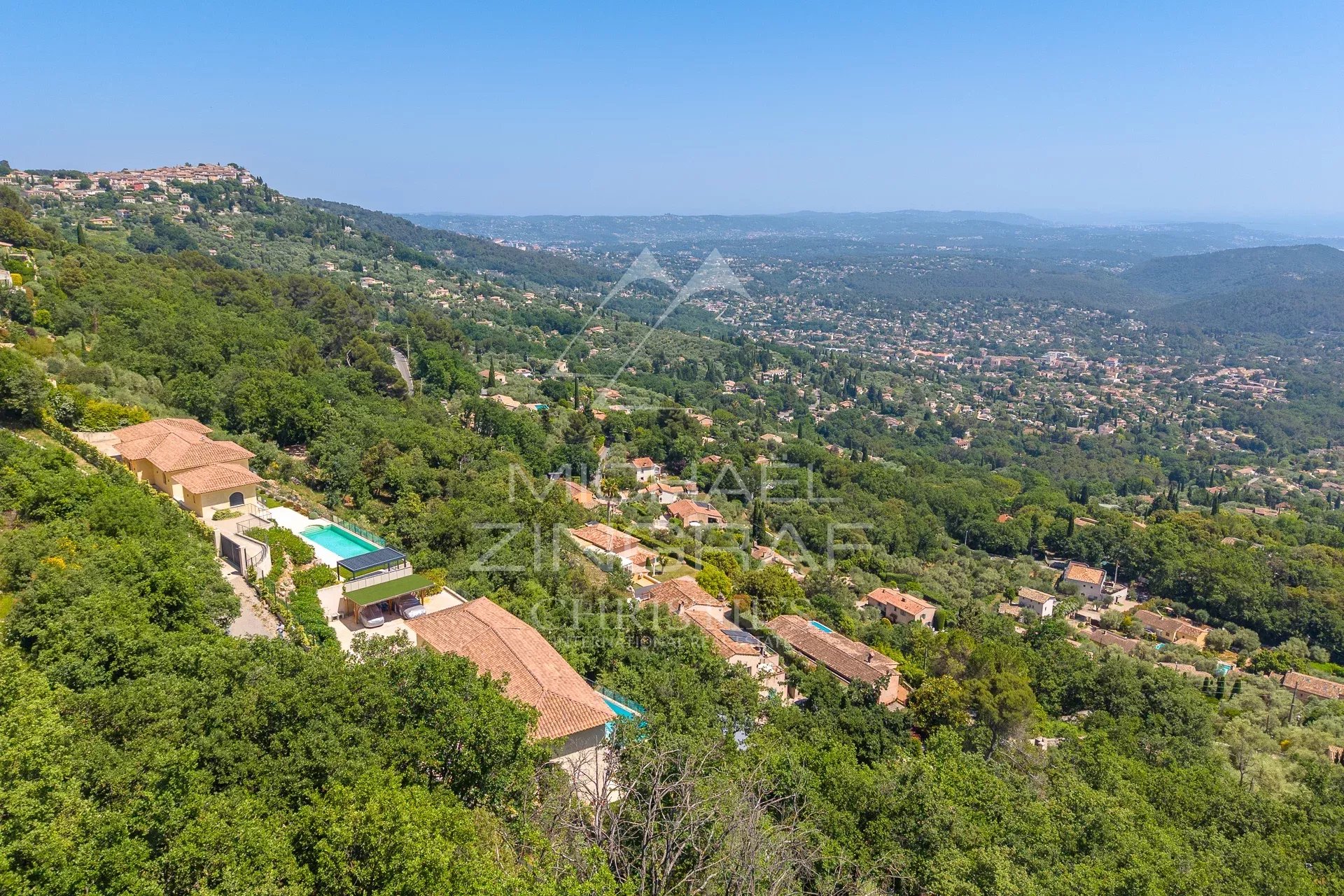 Uncluttered villa with panoramic views of the Riviera