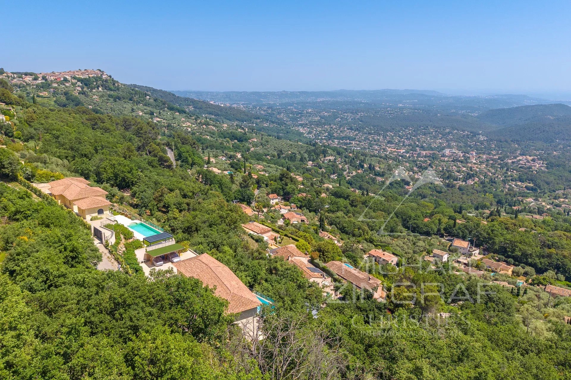 Villa au style épuré sur les balcons de la Riviera