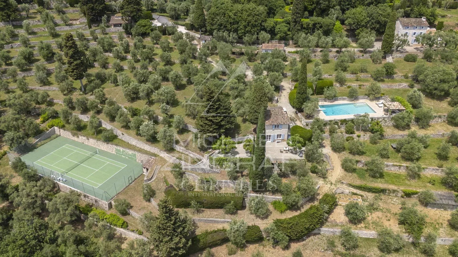 Domaine vue mer et lac, oliveraie , tennis avec villa  principale et pavillon d'hôtes.