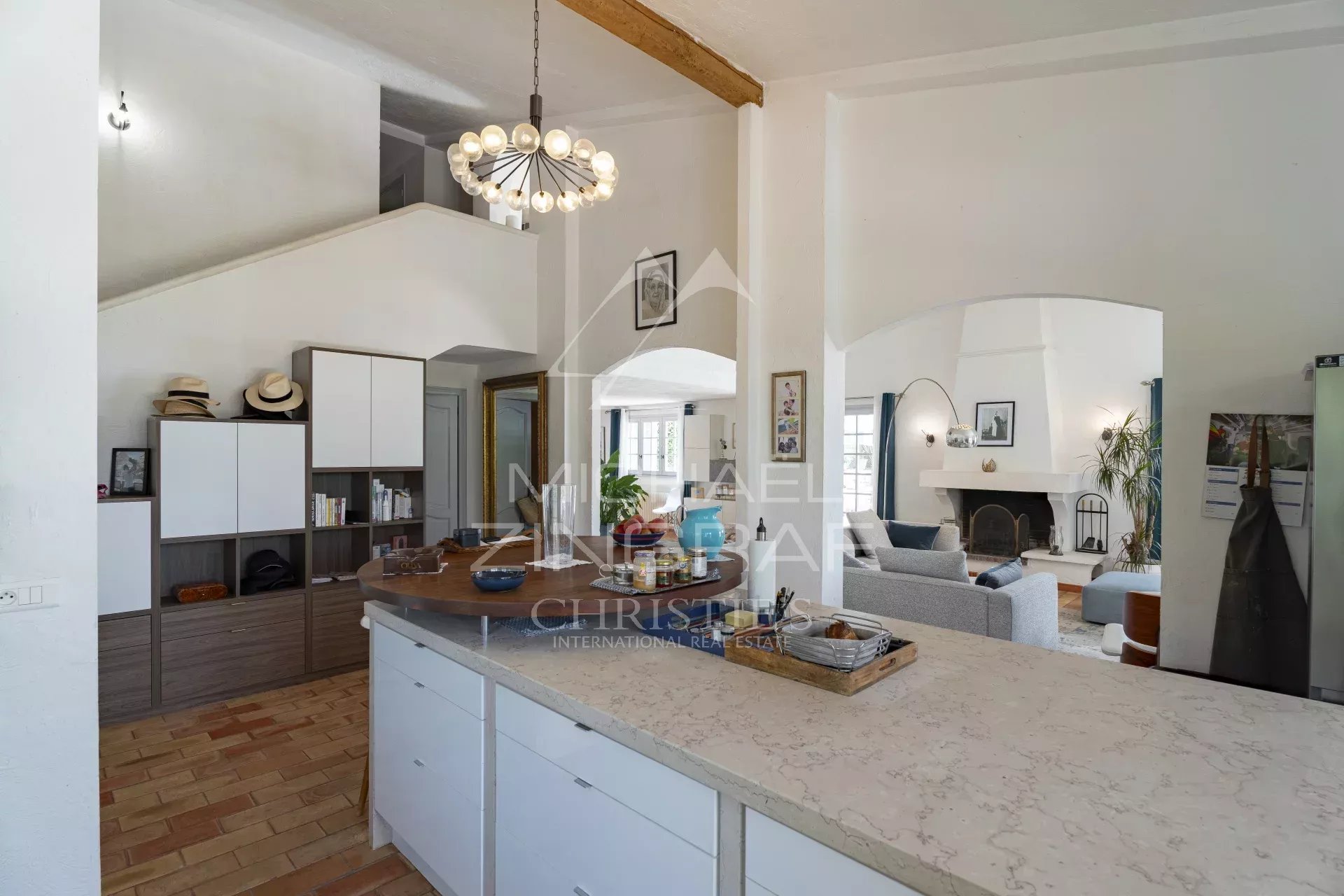 Joint  sale agent : Villa in an elevated position in Mougins