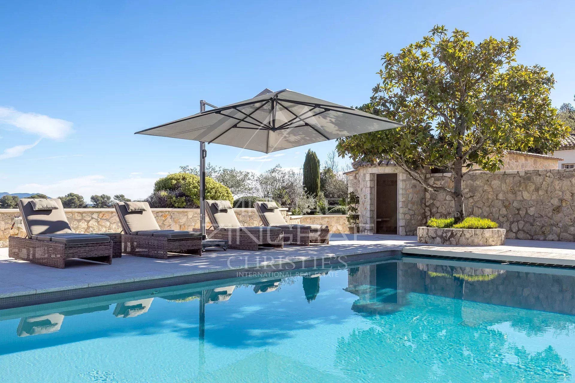 Near Saint-Paul-de-Vence: Superb Property in a Gated Estate