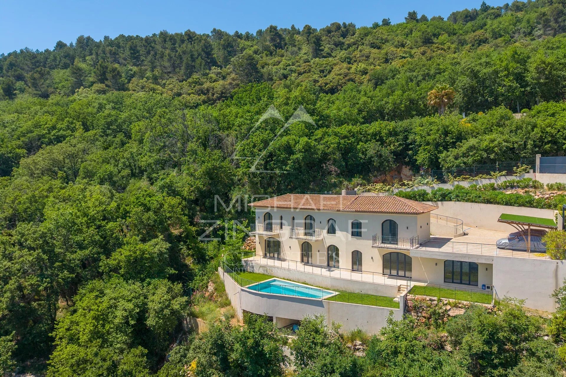 Uncluttered villa with panoramic views of the Riviera