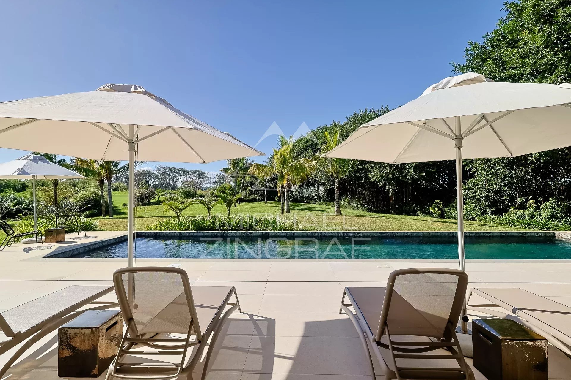 Moderne ebenerdige Villa mit Golfblick in ruhiger Lage