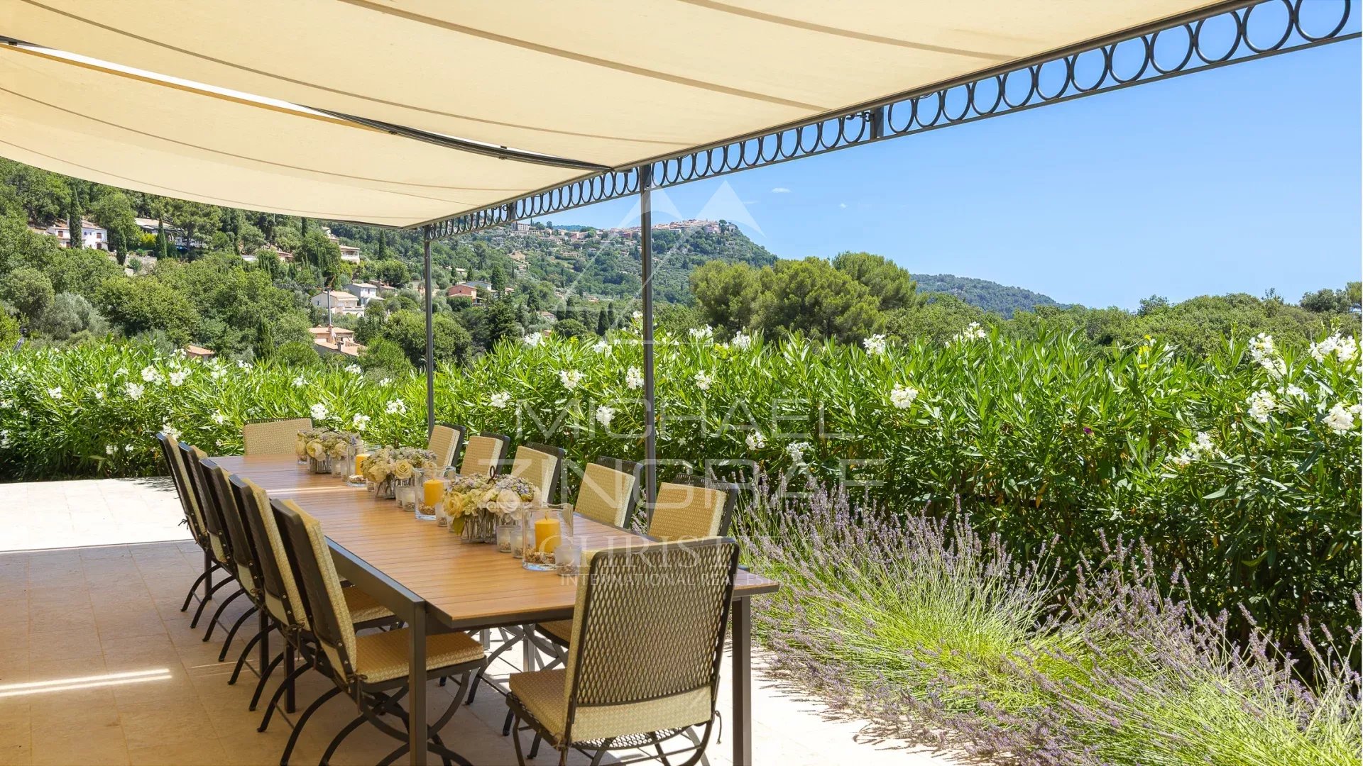 Villa familiale avec vue panoramique dans un domaine résidentiel