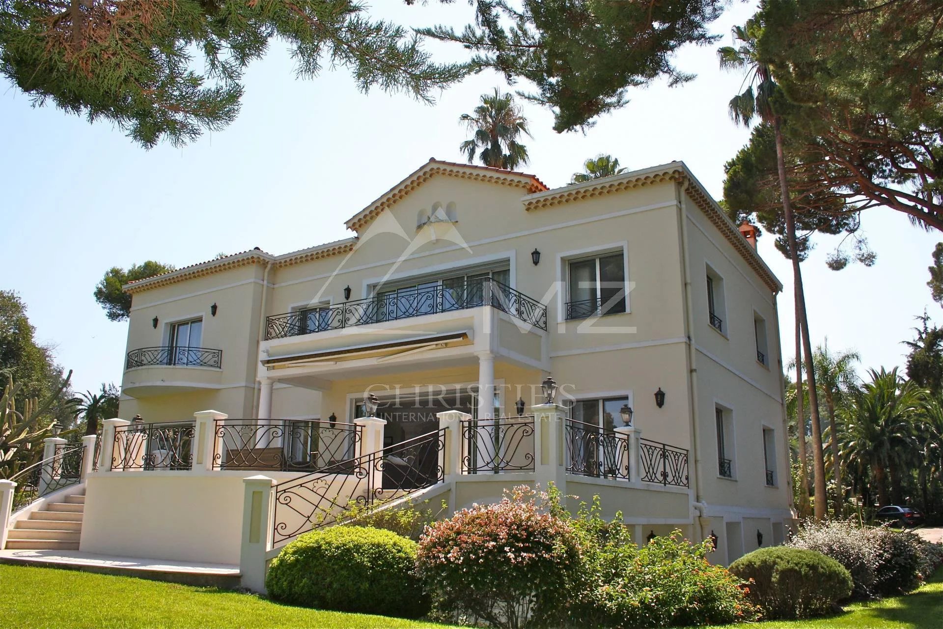 Villa with panoramic sea view in perfect condition