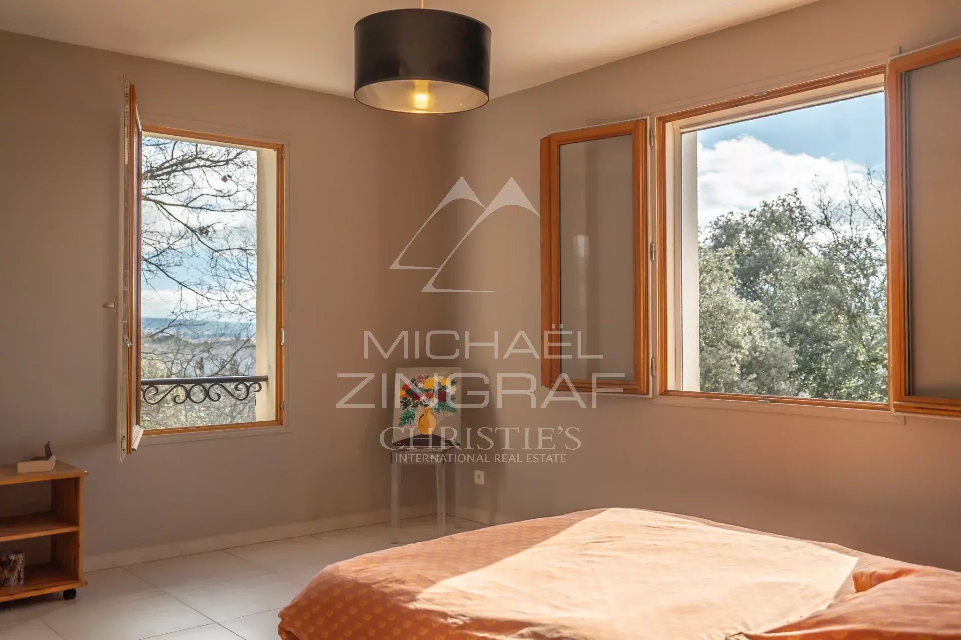 Cabrières-d'Avignon – Schönes Haus mit bewaldetem Grundstück und Swimmingpool in der Nähe des Dorfes