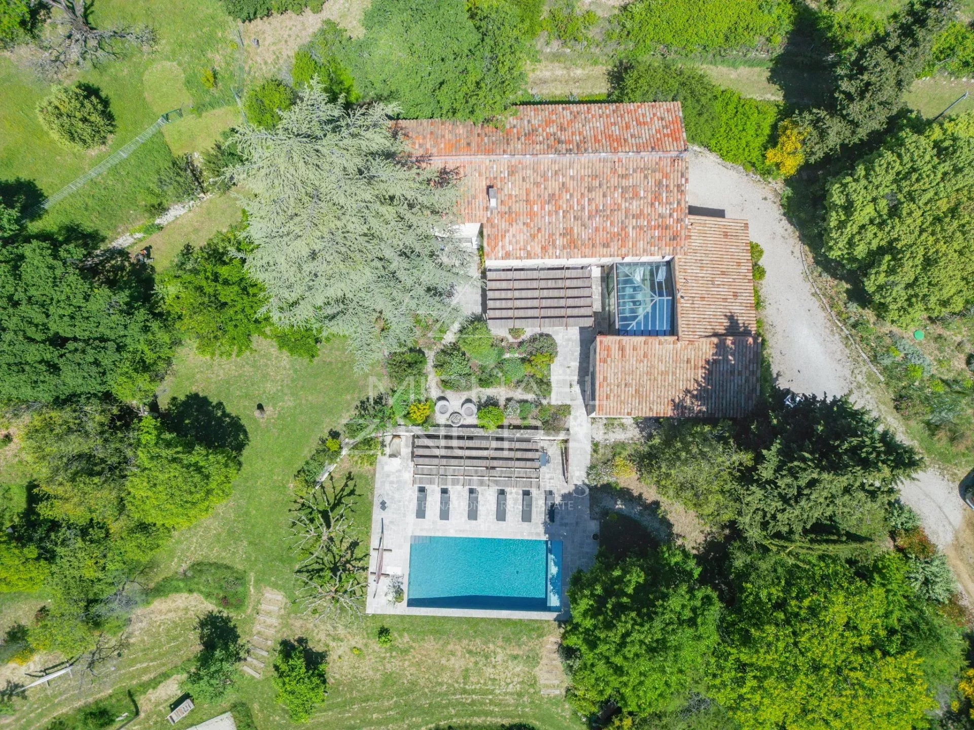 Luberon - Superbe propriété en pierre sur un terrain de 3,5 hectares avec des vues exceptionnelles