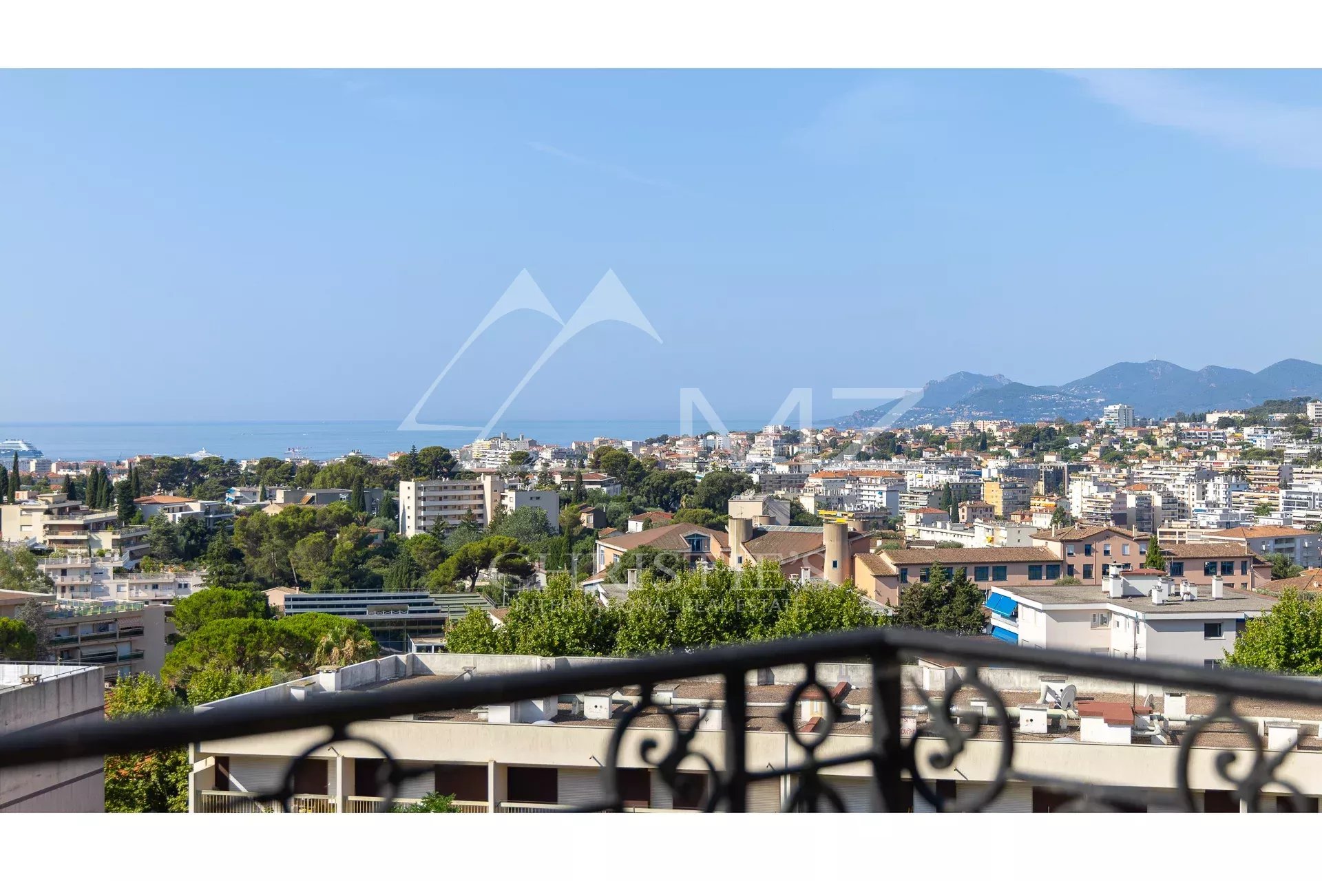 In der letzten Etage herrlicher Blick auf das Meer und Estérel