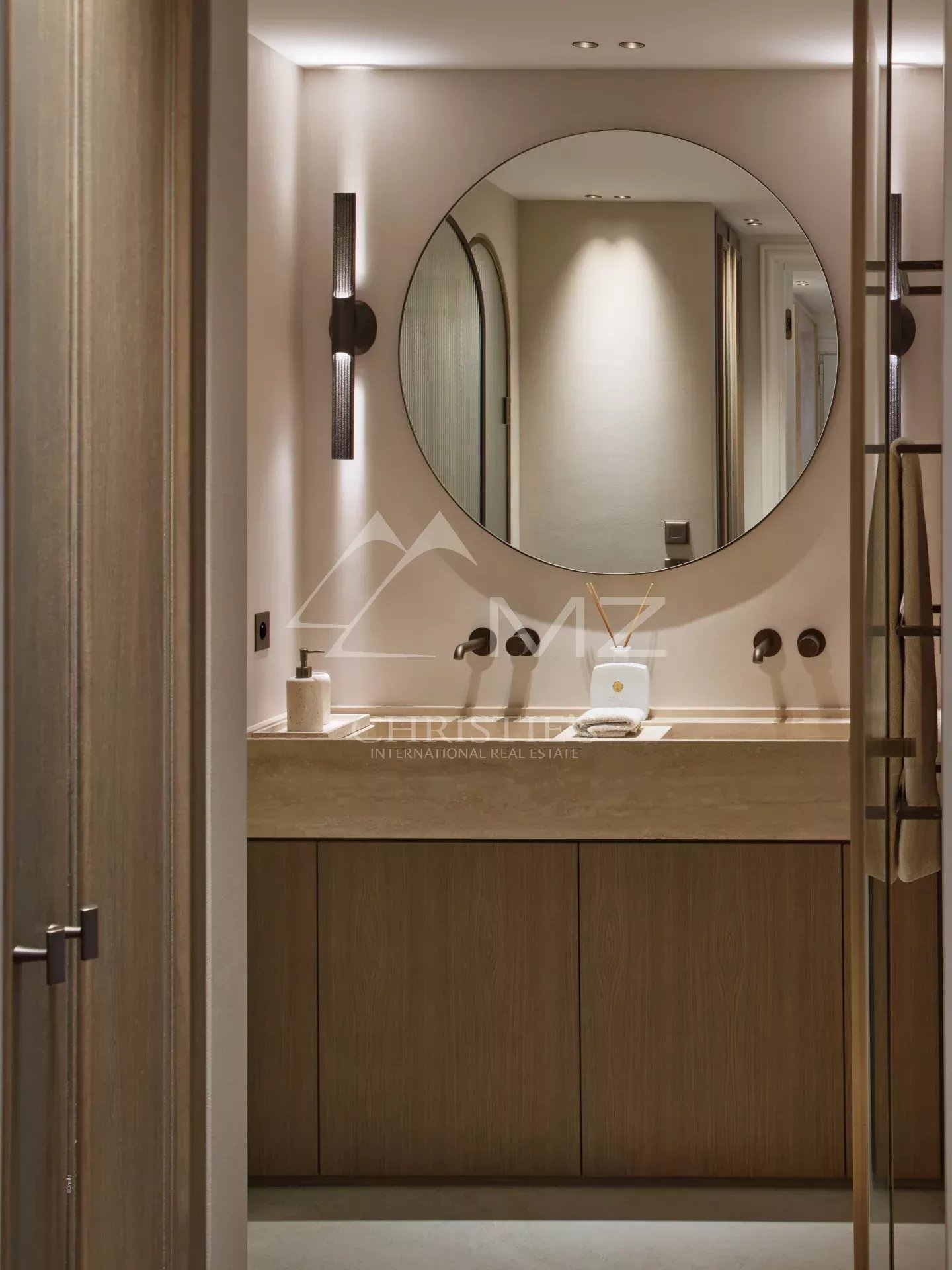 EXCLUSIVITE: Superbe appartement contemporain à la vue mer époustouflante