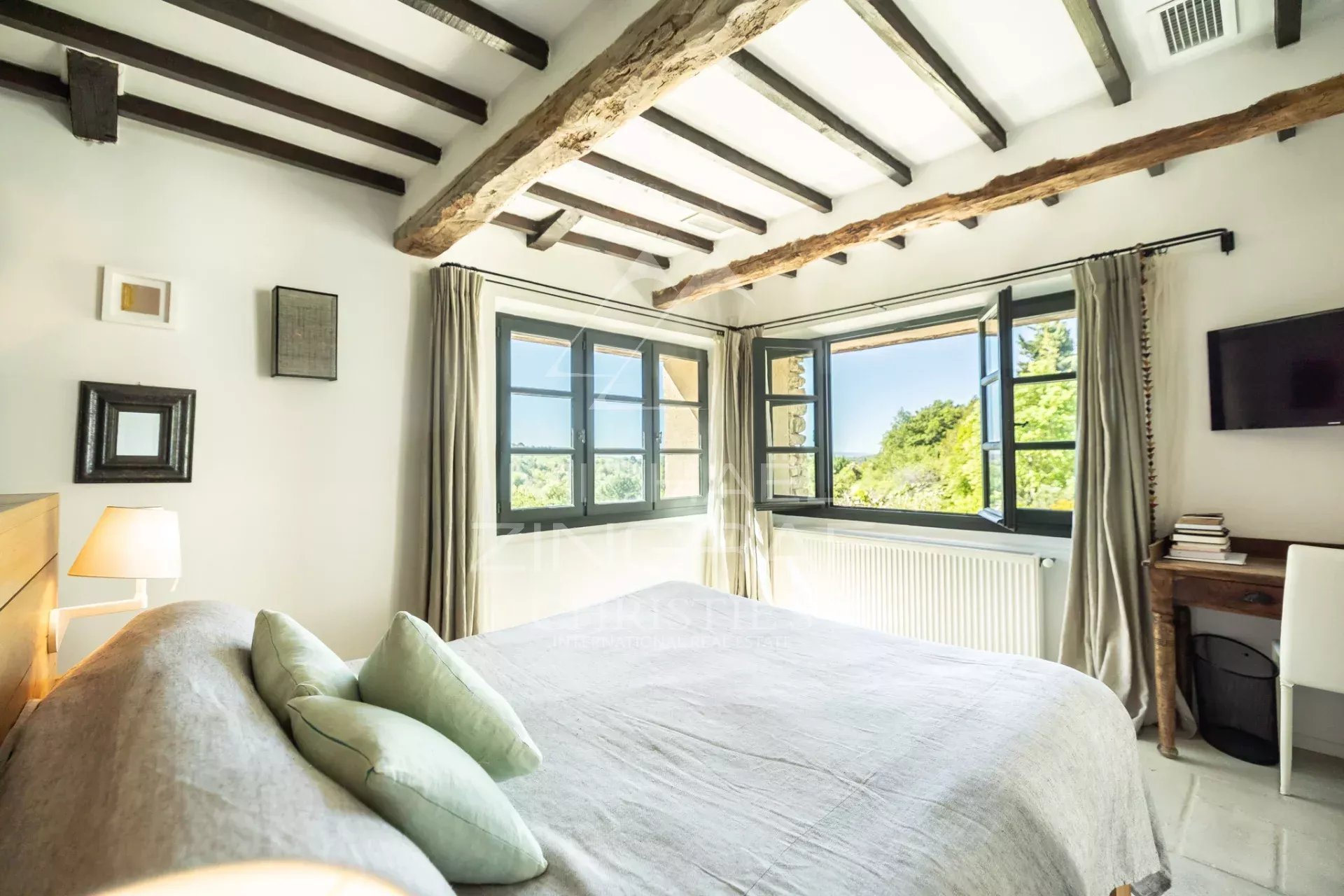 Luberon - Superbe propriété en pierre sur un terrain de 3,5 hectares avec des vues exceptionnelles