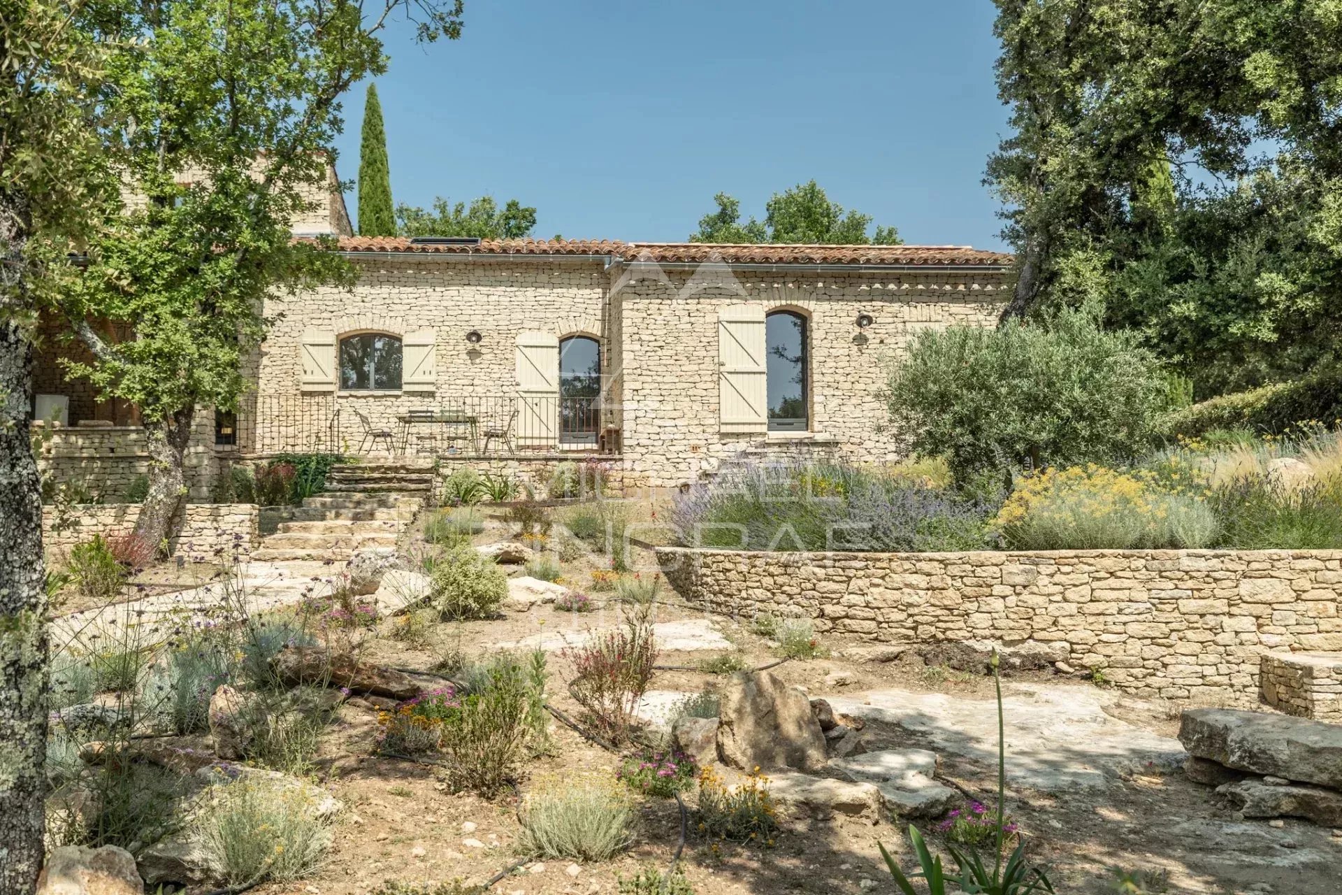 Gordes - Maison en pierre rénovée avec piscine proche du village