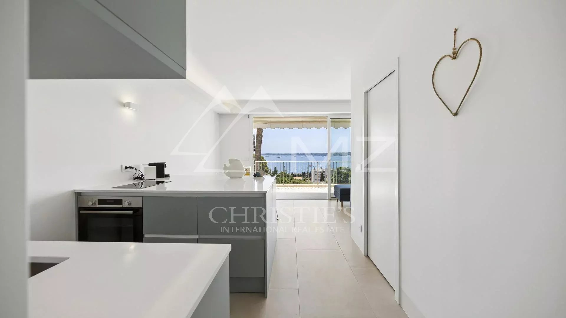 Wunderschöne Zwei-Zimmer-Wohnung mit Panoramameerblick