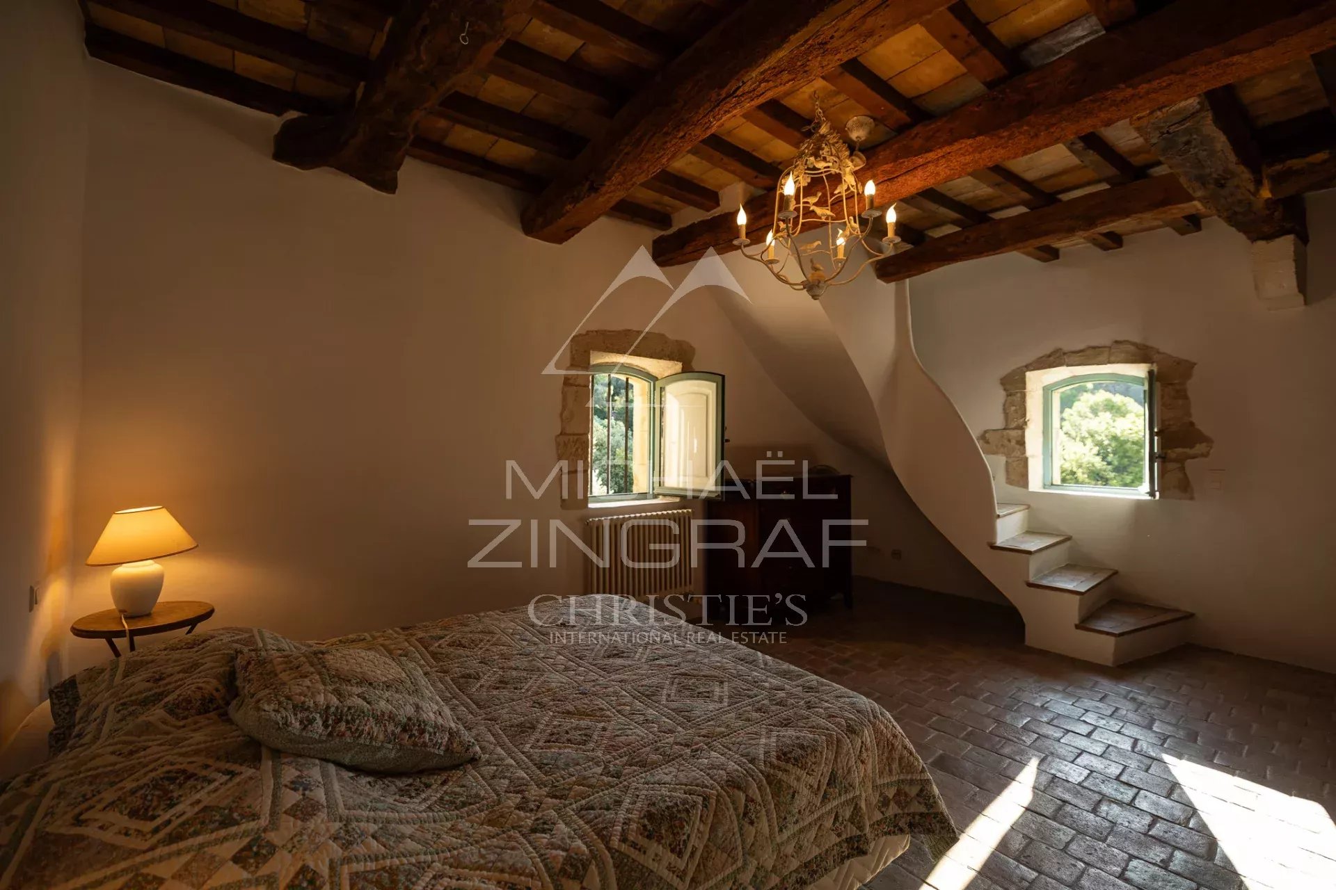 Exclusivité - Propriété troglodyte unique au cœur du Luberon