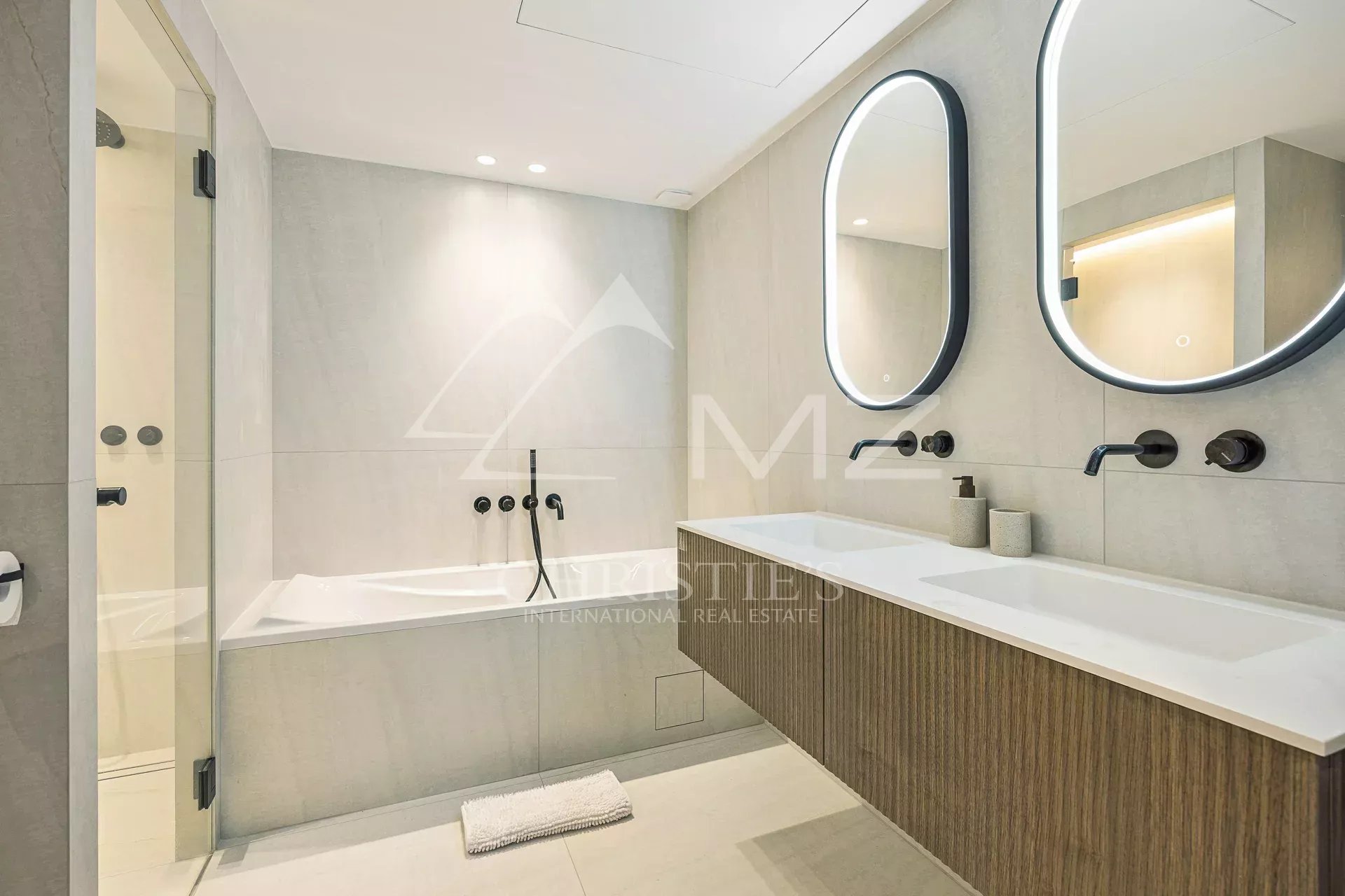 Magnificent 4-bedroom contemporary top floor apartment