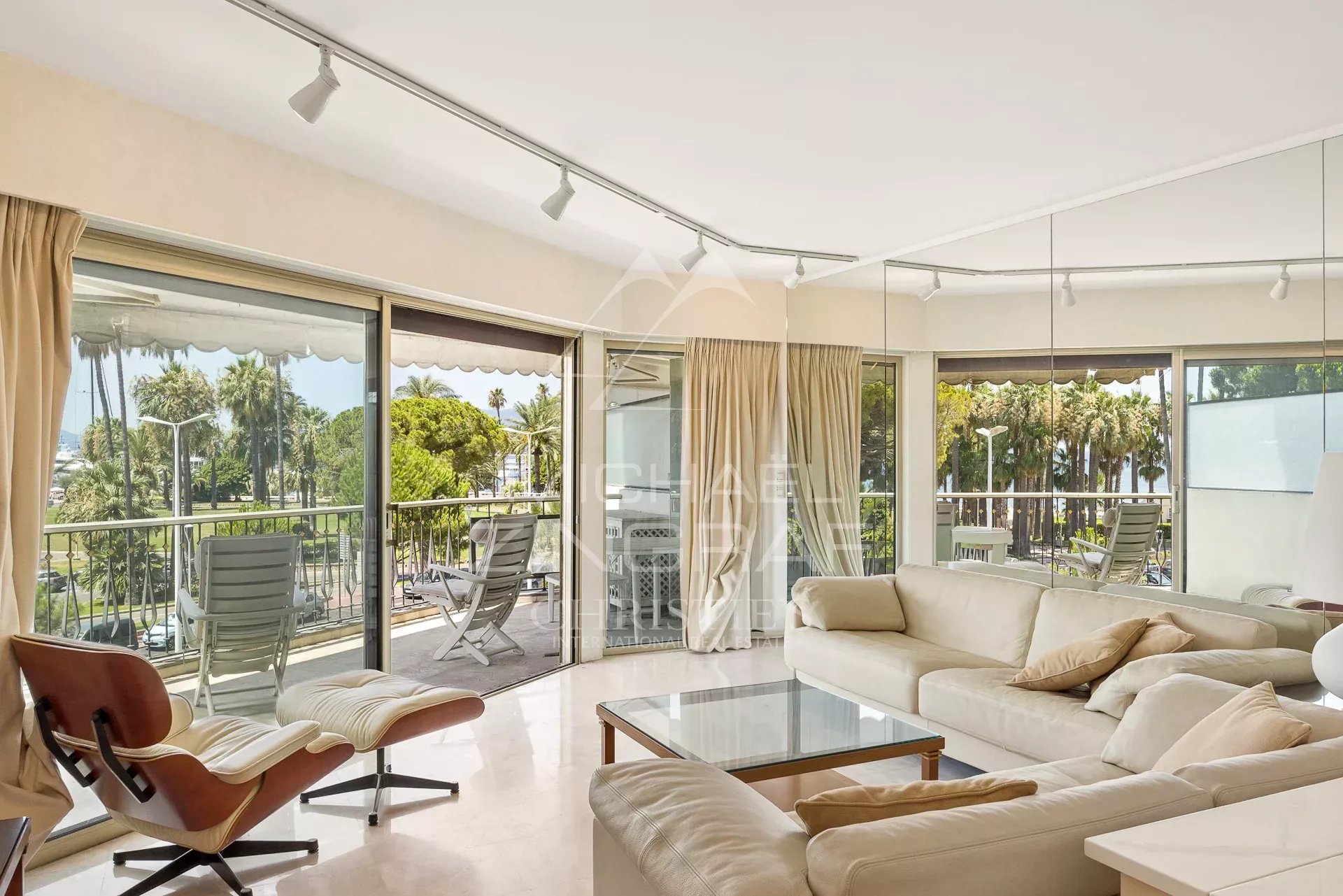 Cannes – Croisette – 2 pièces à rafraîchir avec terrasse face à la mer