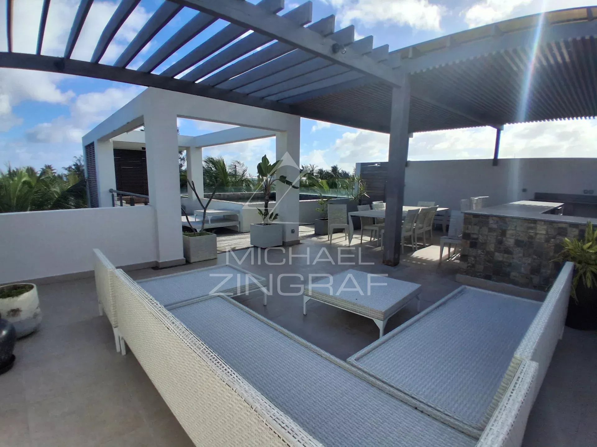 Penthouse d'Exception avec Rooftop Privatif, Piscine et Accès à une Plage Privée