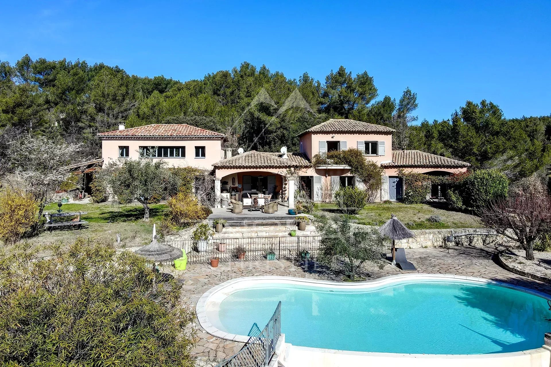Family villa in the heart of the Provençal hill