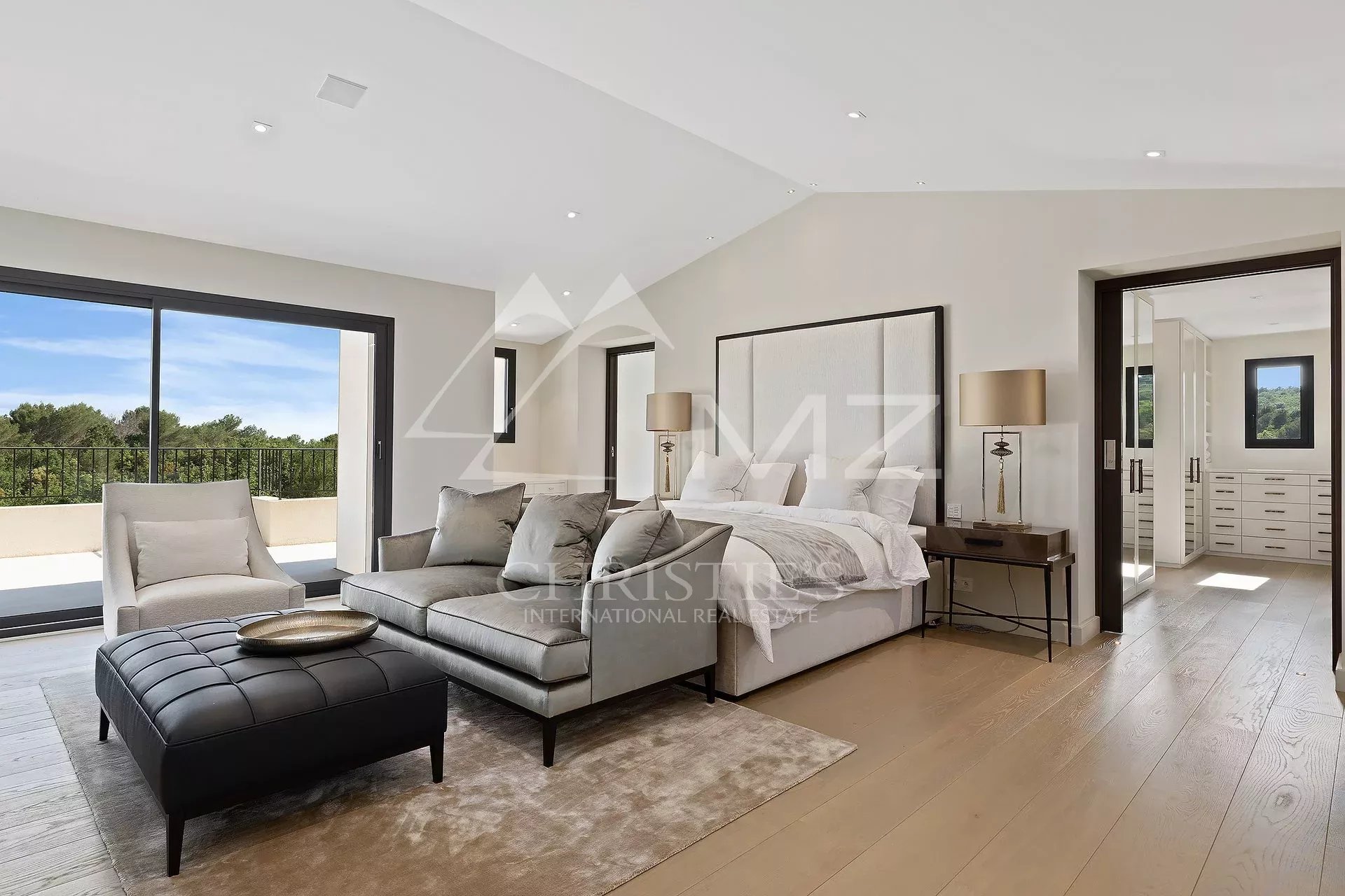 Close to Saint-Paul de Vence - Luxurious Villa within a closed domain