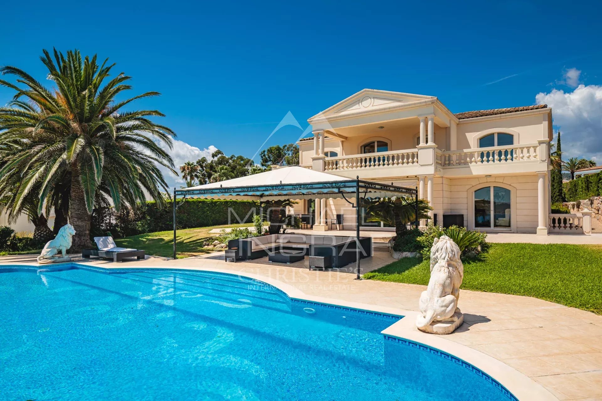 Villa with panoramic sea view over the village of Saint-Tropez