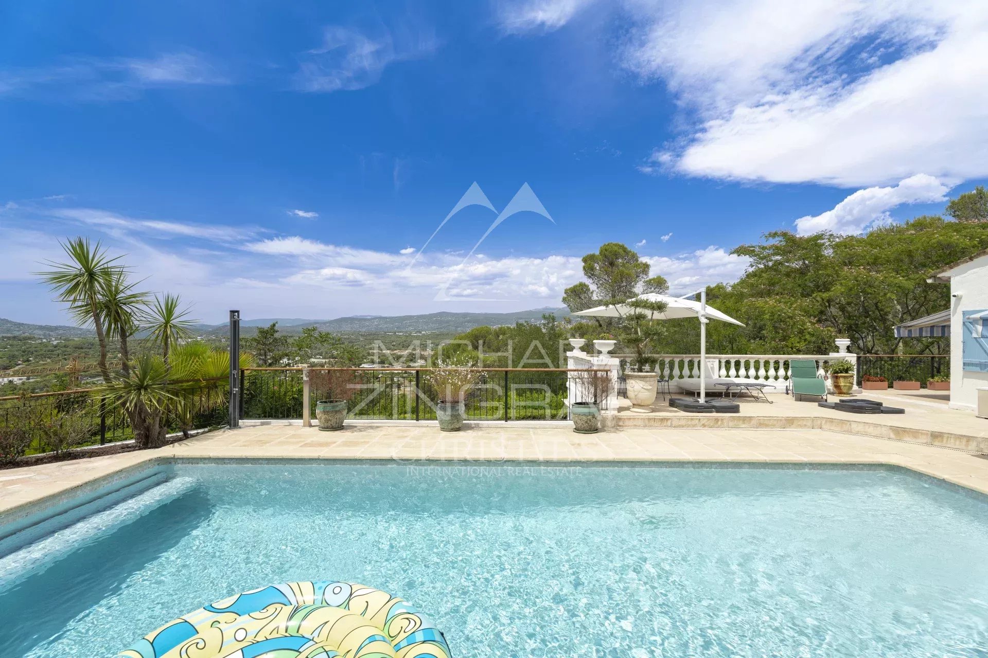 Joint  sale agent : Villa in an elevated position in Mougins