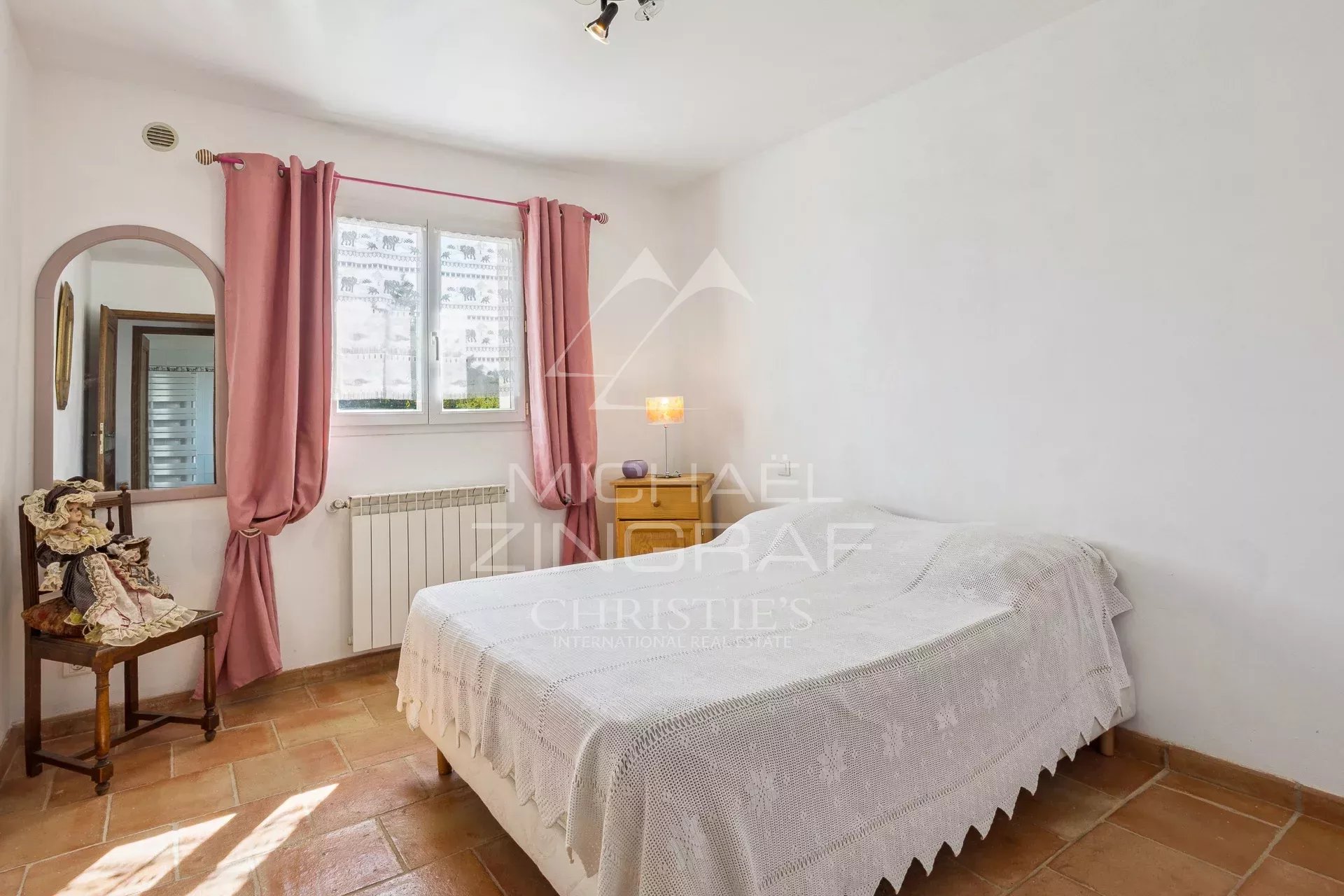 Villa with swimming pool, fruit and olive trees, and unobstructed views.