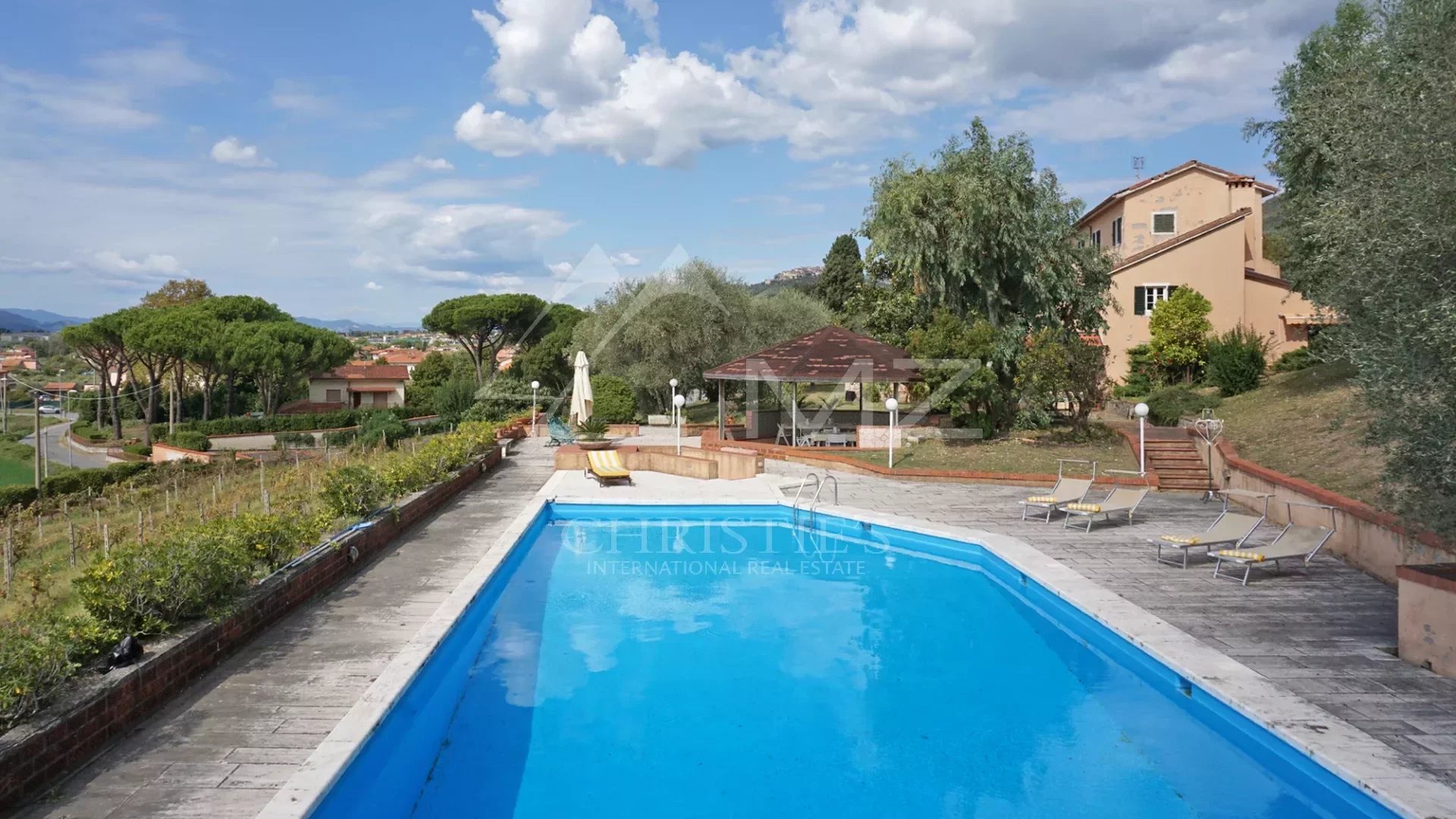 Elégante villa avec piscine, vignoble et grand terrain à une courte distance de la mer