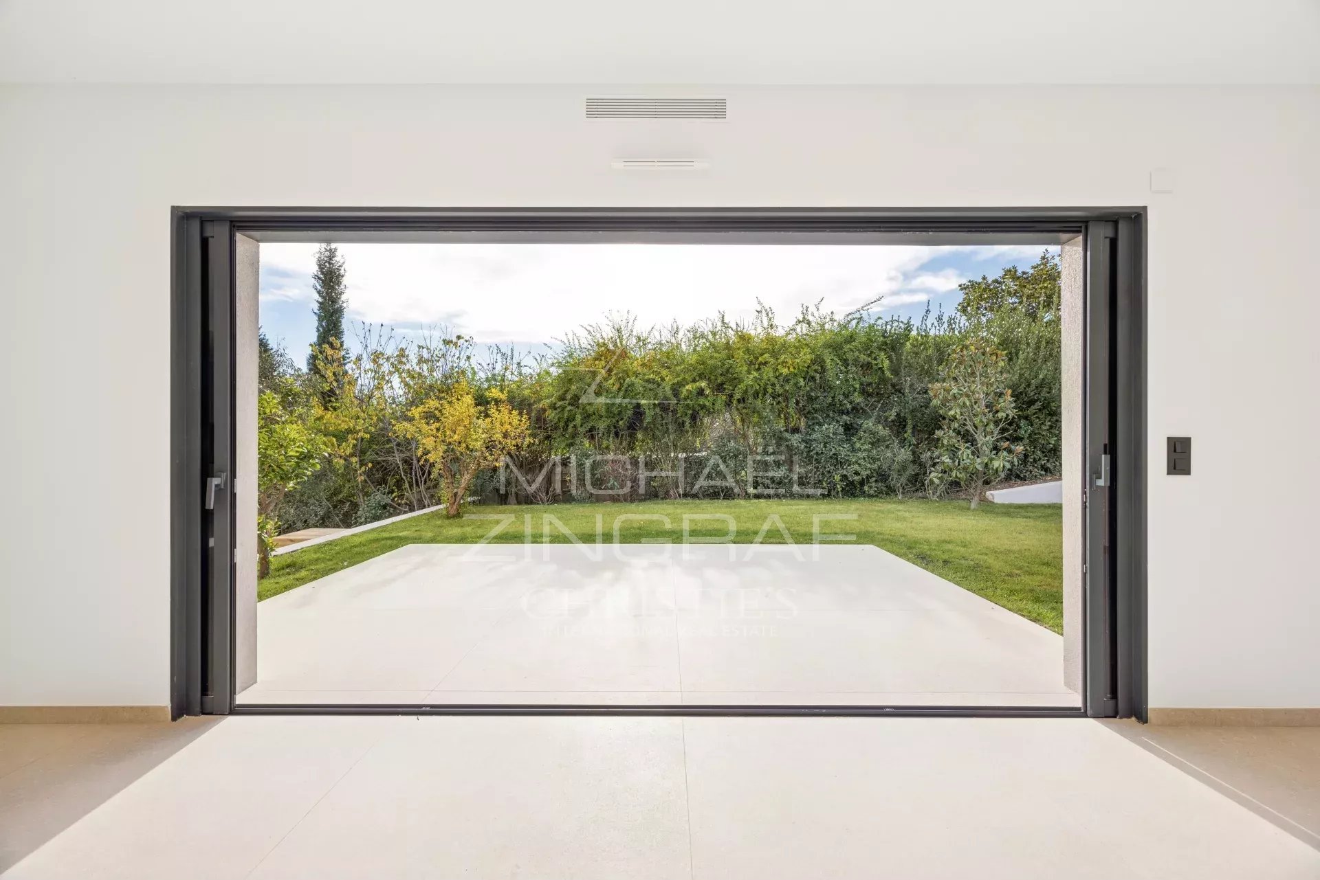 Villa contemporaine dans un domaine fermé de 3 villas