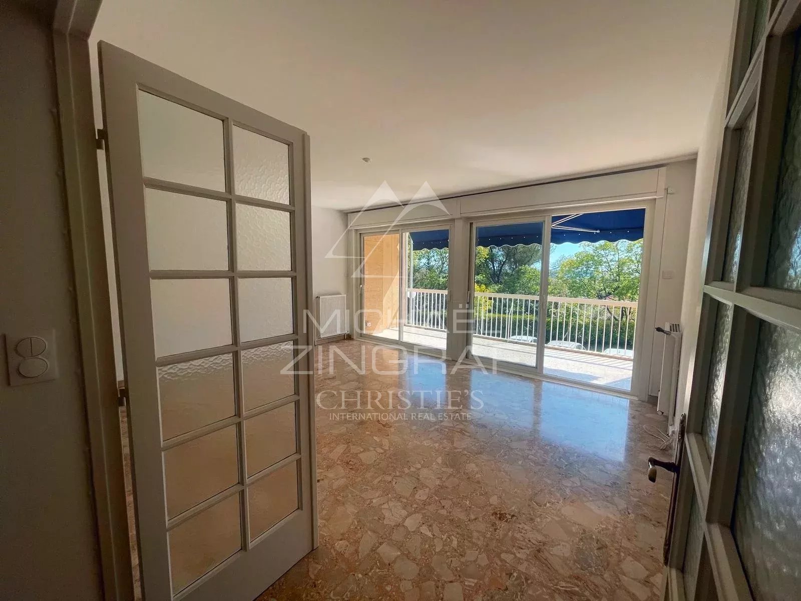 City center - 3 bedroom apartment with terrace and garage