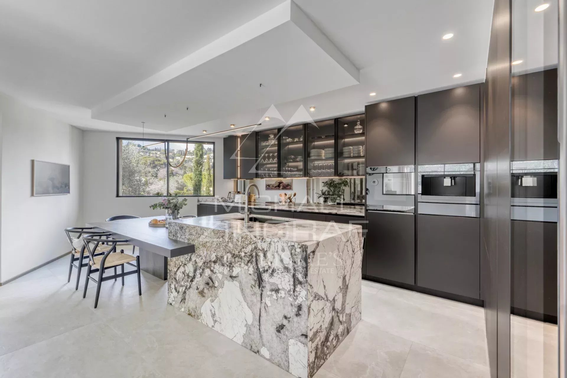 In der Nähe von Cannes – Hervorragende Villa mit Charme und moderner Ausstattung – 5/6 Schlafzimmer