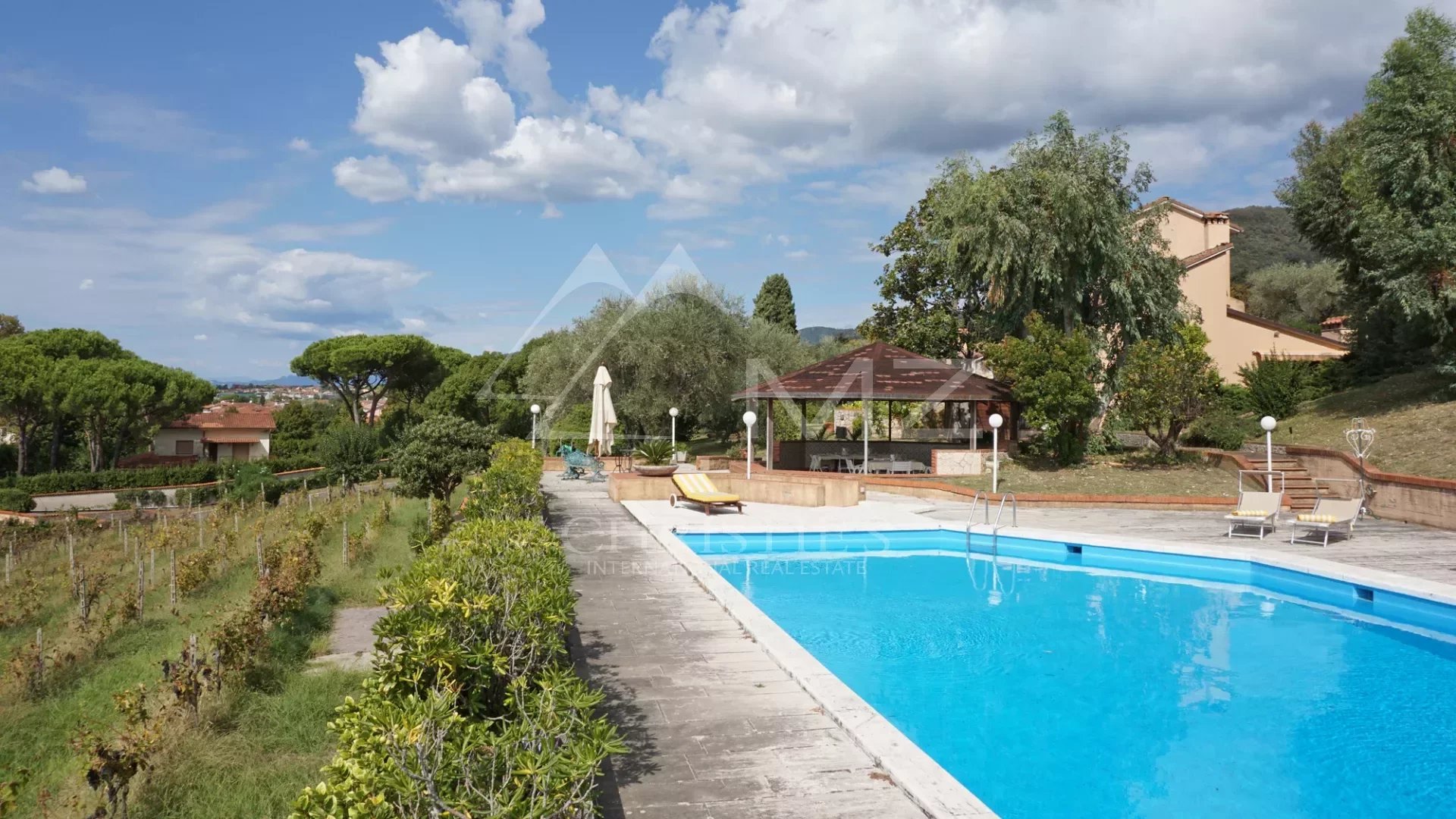 Elégante villa avec piscine, vignoble et grand terrain à une courte distance de la mer