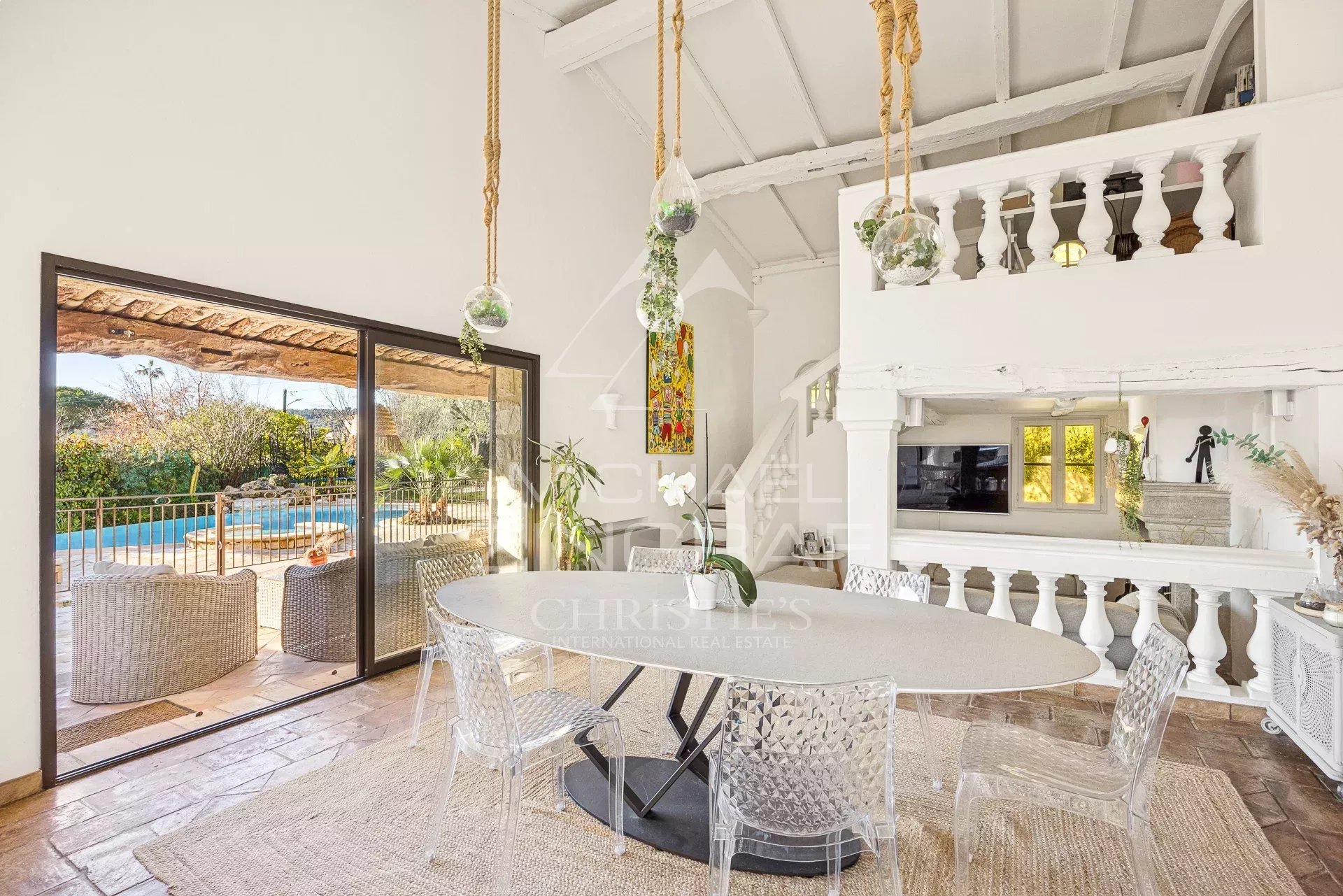 Charming Renovated Property with Guest Suites and Wellness Area