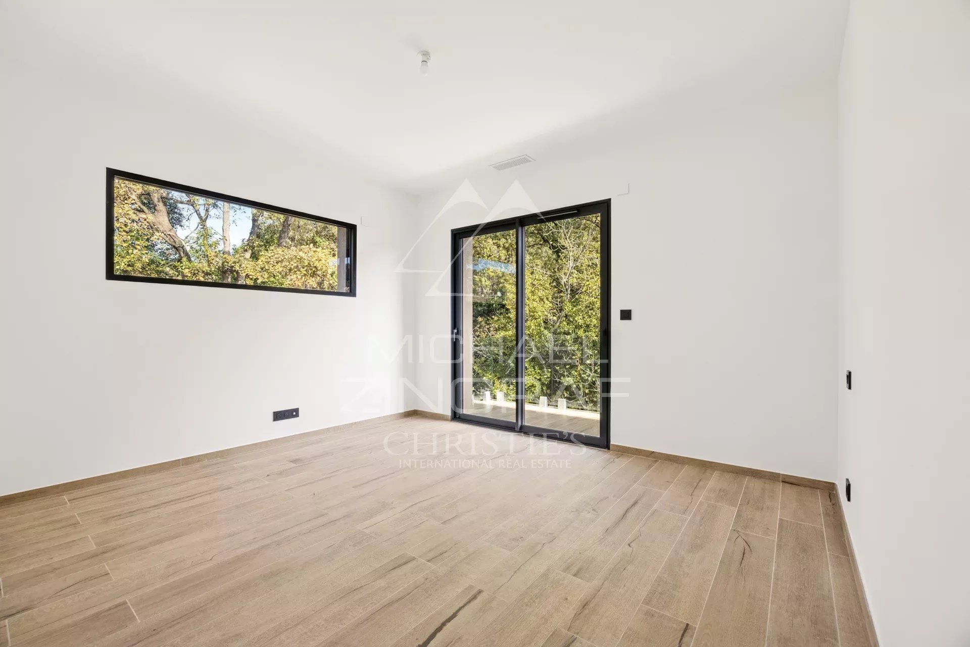 Contemporary villa in a quiet gated domain